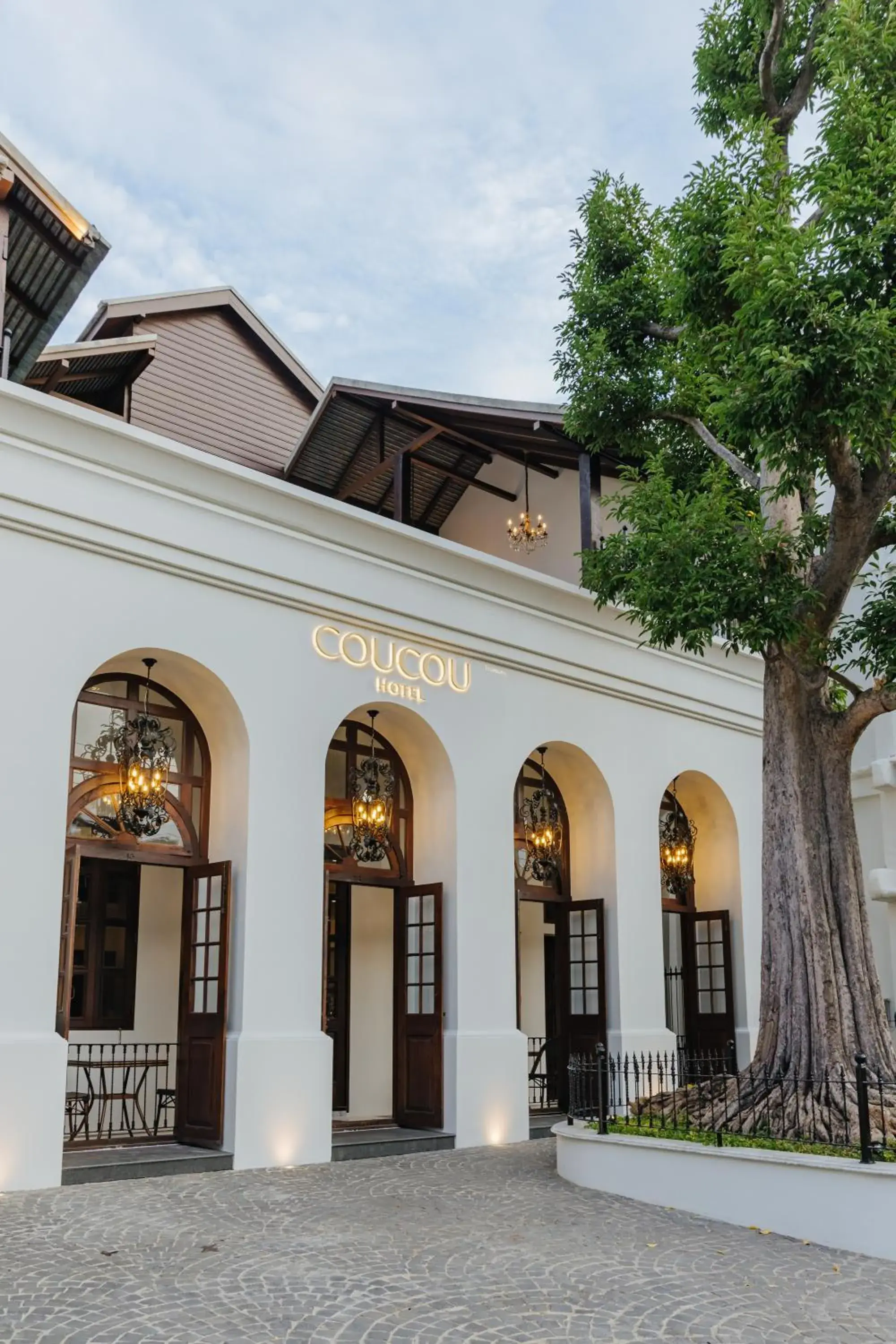 Property building in Coucou Hotel Property building in Coucou Hotel