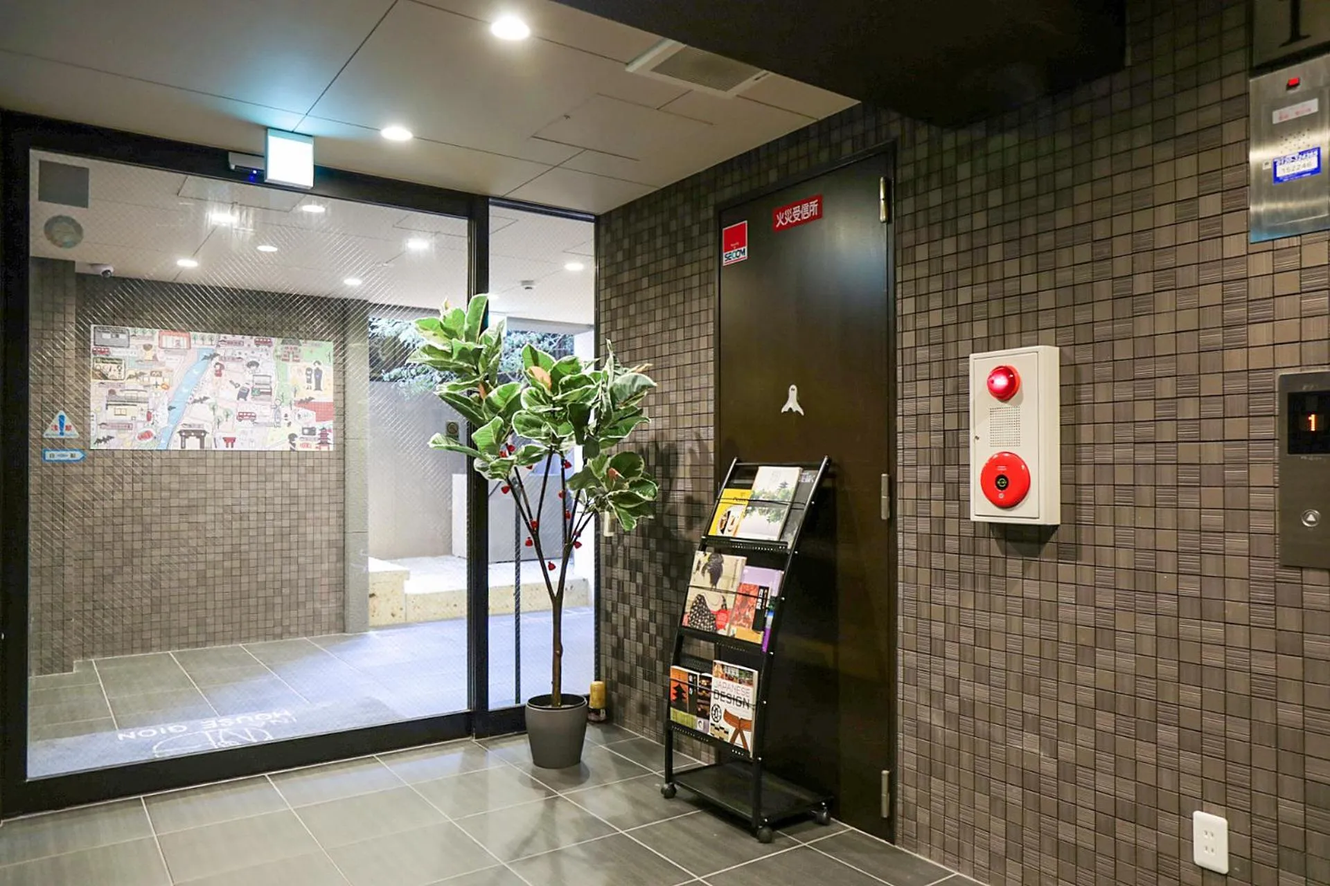 Communal lounge/ TV room in INA HOUSE GION