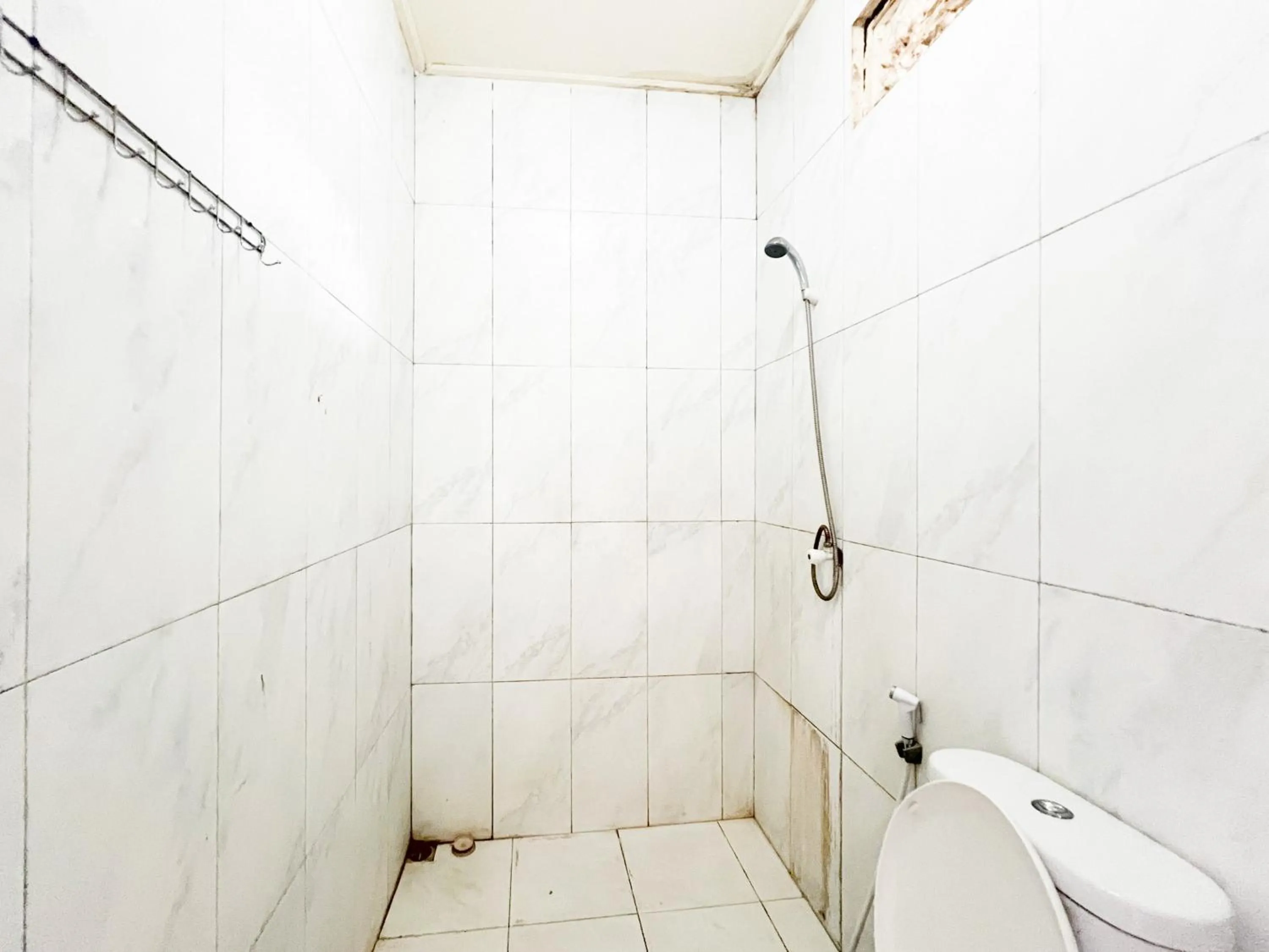 Bathroom in RedDoorz at Mahendra Beach Inn Kuta