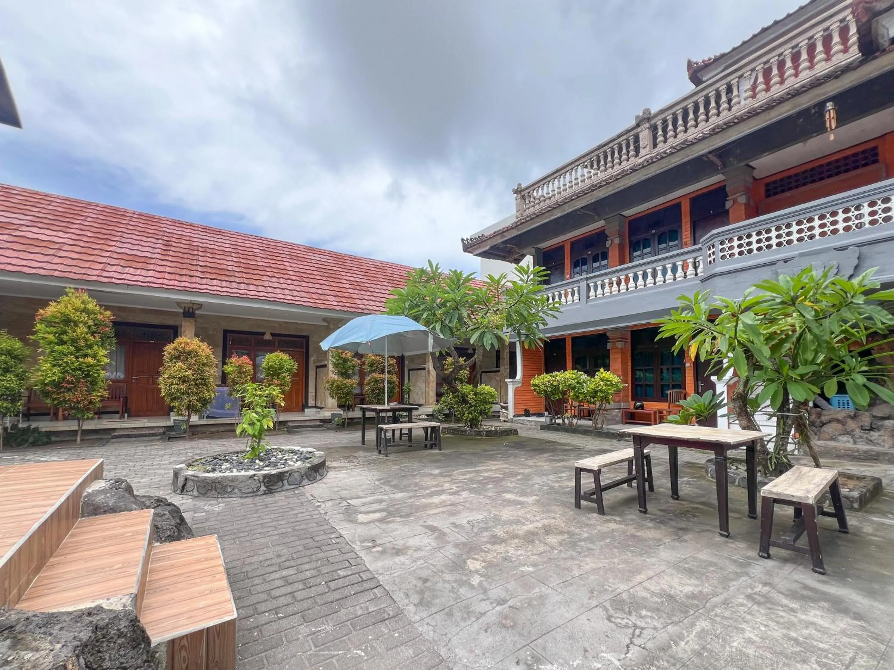 Facade/entrance in RedDoorz at Mahendra Beach Inn Kuta