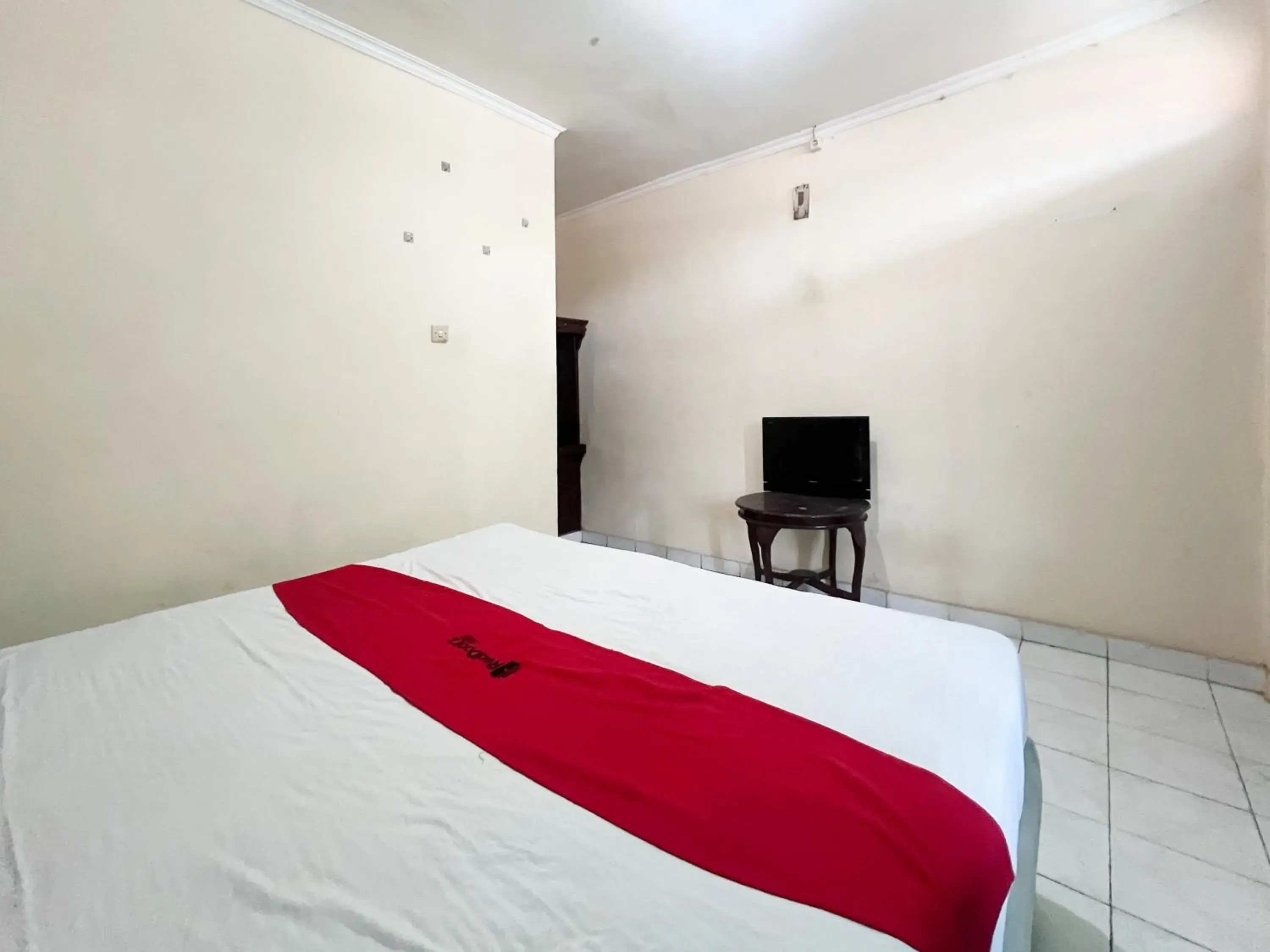 Bedroom, Bed in RedDoorz at Mahendra Beach Inn Kuta Bedroom, Bed in RedDoorz at Mahendra Beach Inn Kuta