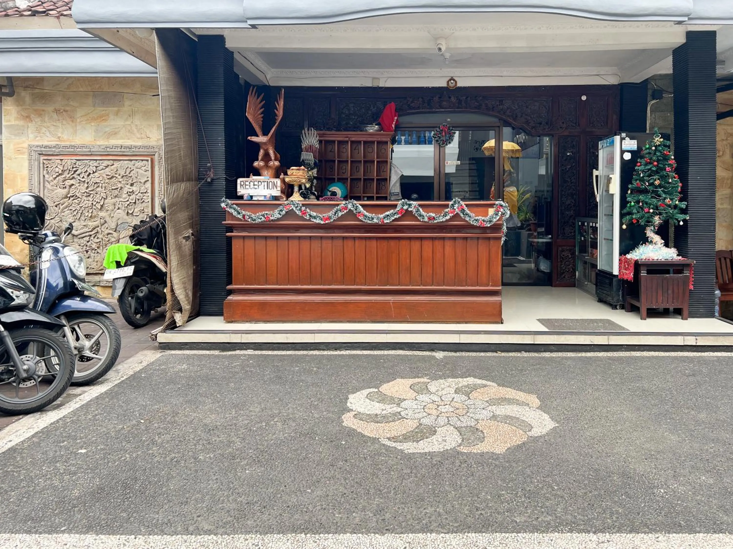 Lobby or reception in RedDoorz at Mahendra Beach Inn Kuta
