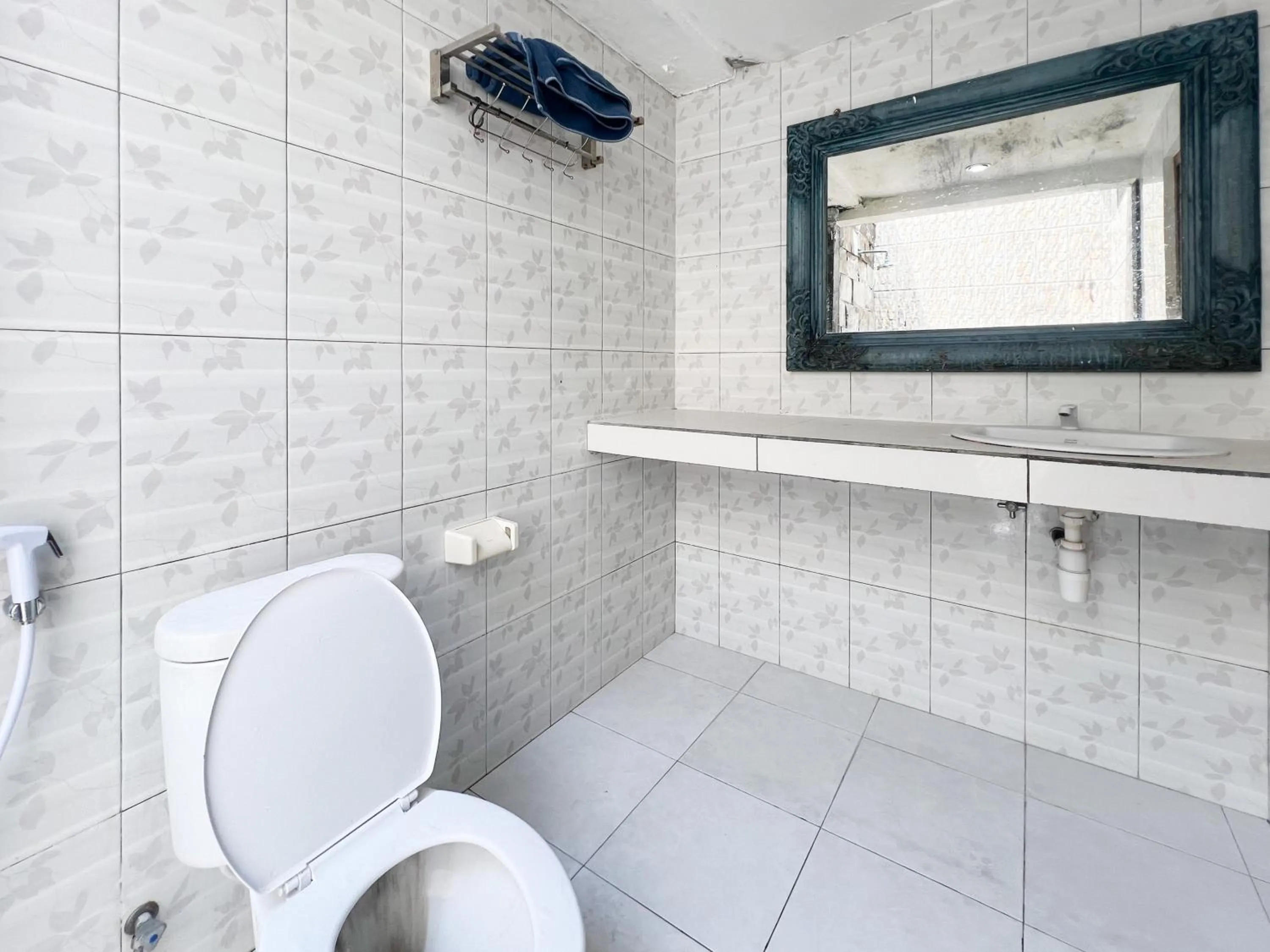 Bathroom in RedDoorz at Mahendra Beach Inn Kuta