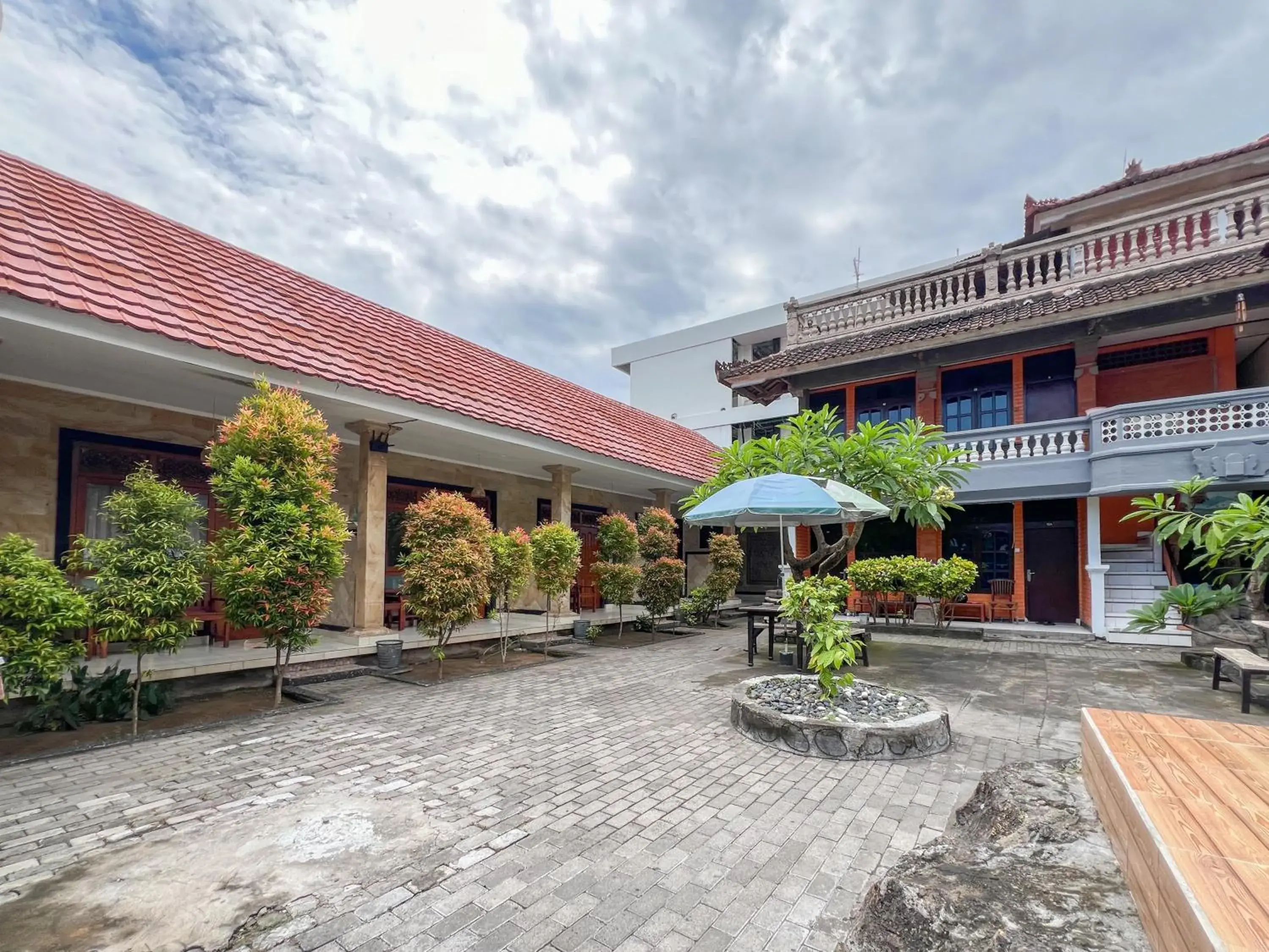 Facade/entrance in RedDoorz at Mahendra Beach Inn Kuta Facade/entrance in RedDoorz at Mahendra Beach Inn Kuta