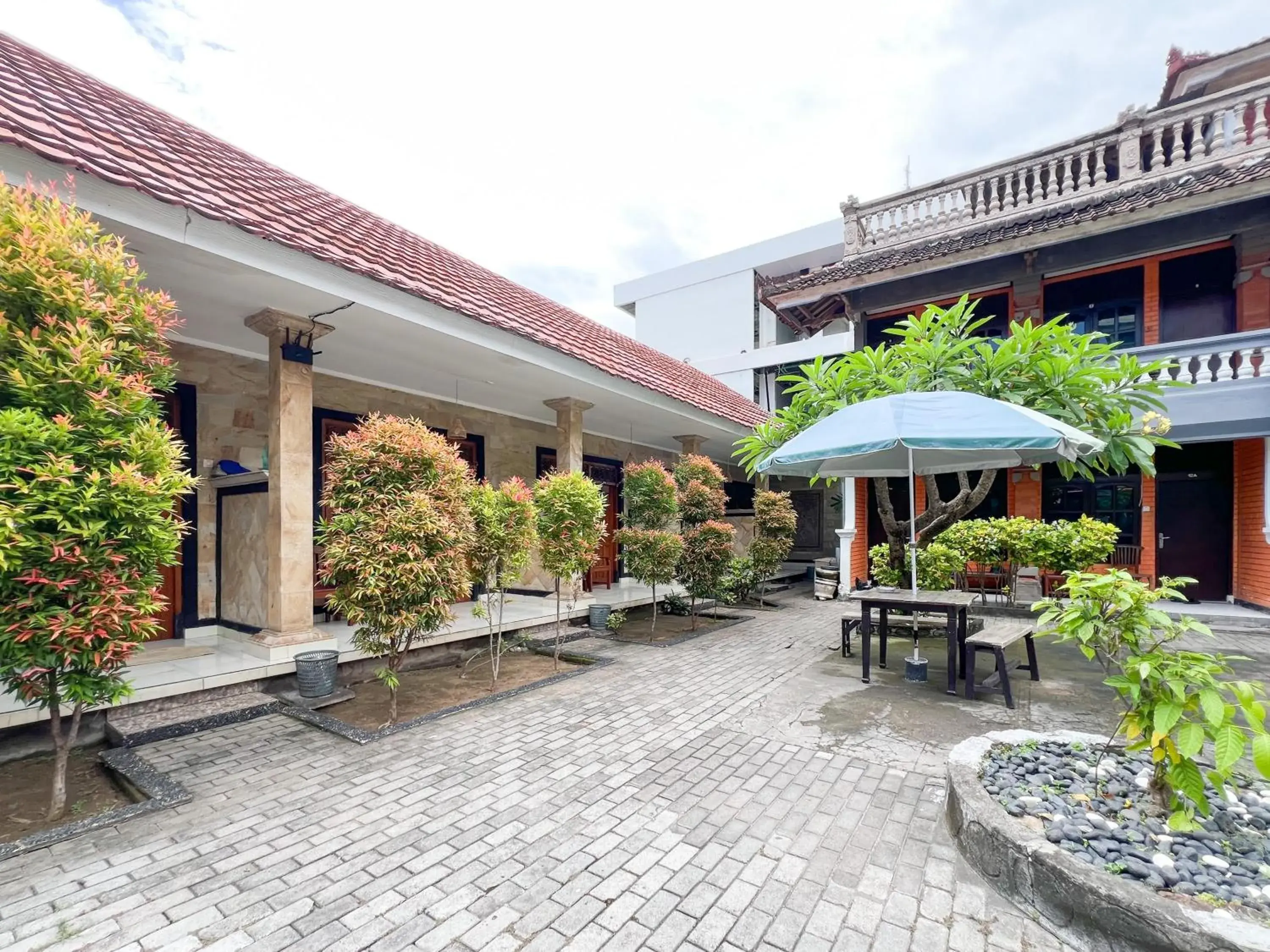 Facade/entrance in RedDoorz at Mahendra Beach Inn Kuta Facade/entrance in RedDoorz at Mahendra Beach Inn Kuta
