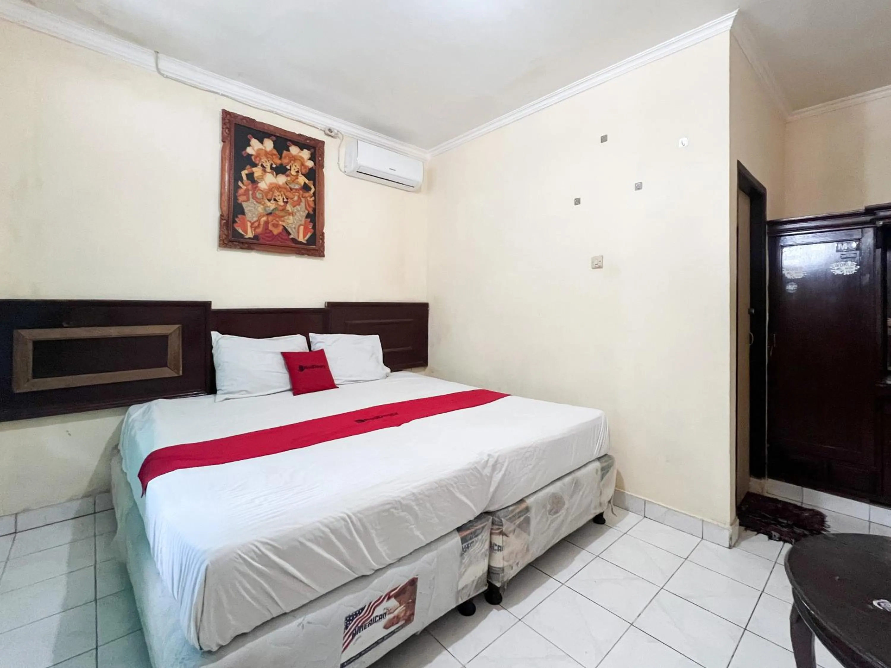 Bedroom, Bed in RedDoorz at Mahendra Beach Inn Kuta