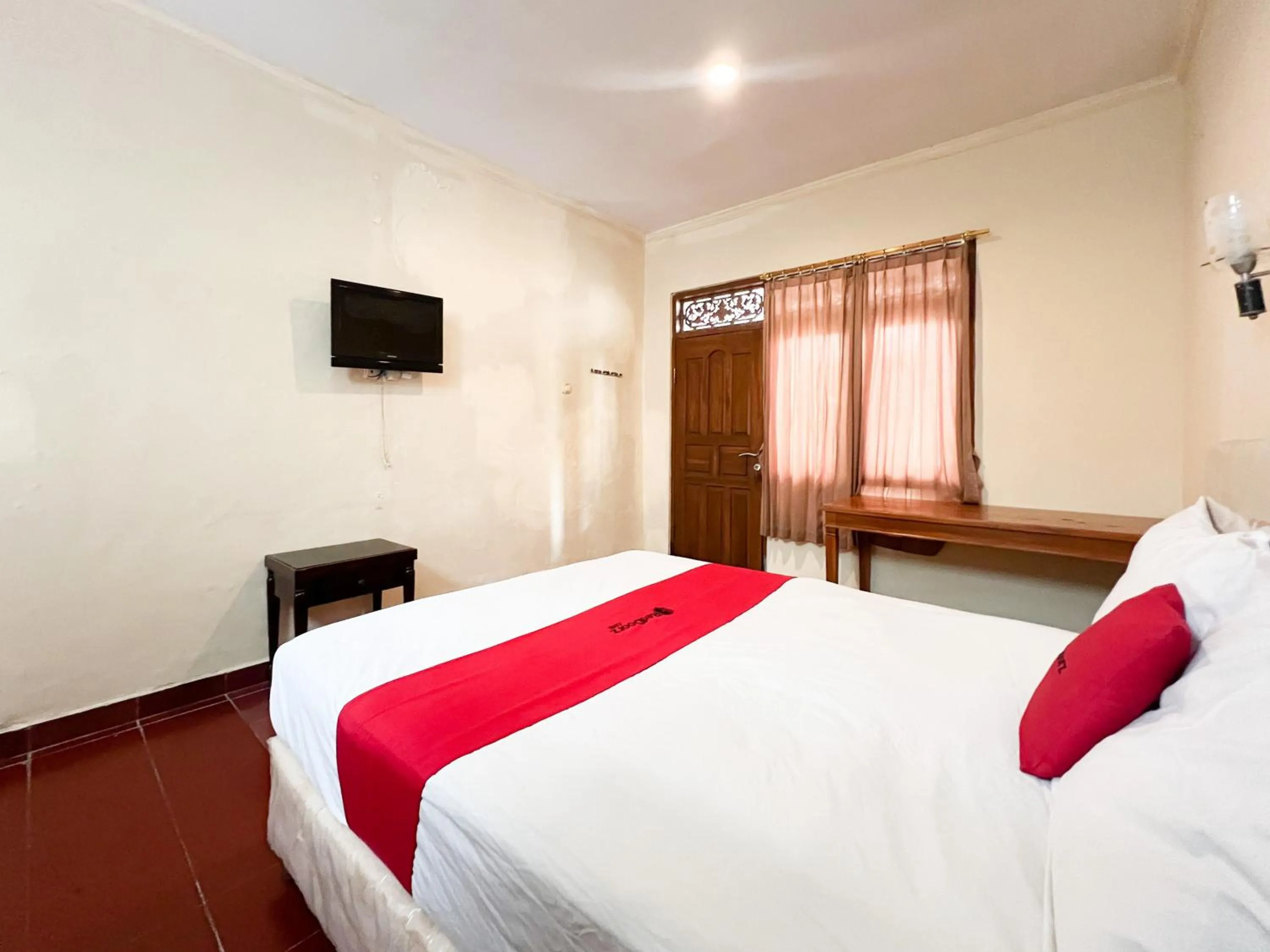 Bedroom, Bed in RedDoorz at Mahendra Beach Inn Kuta