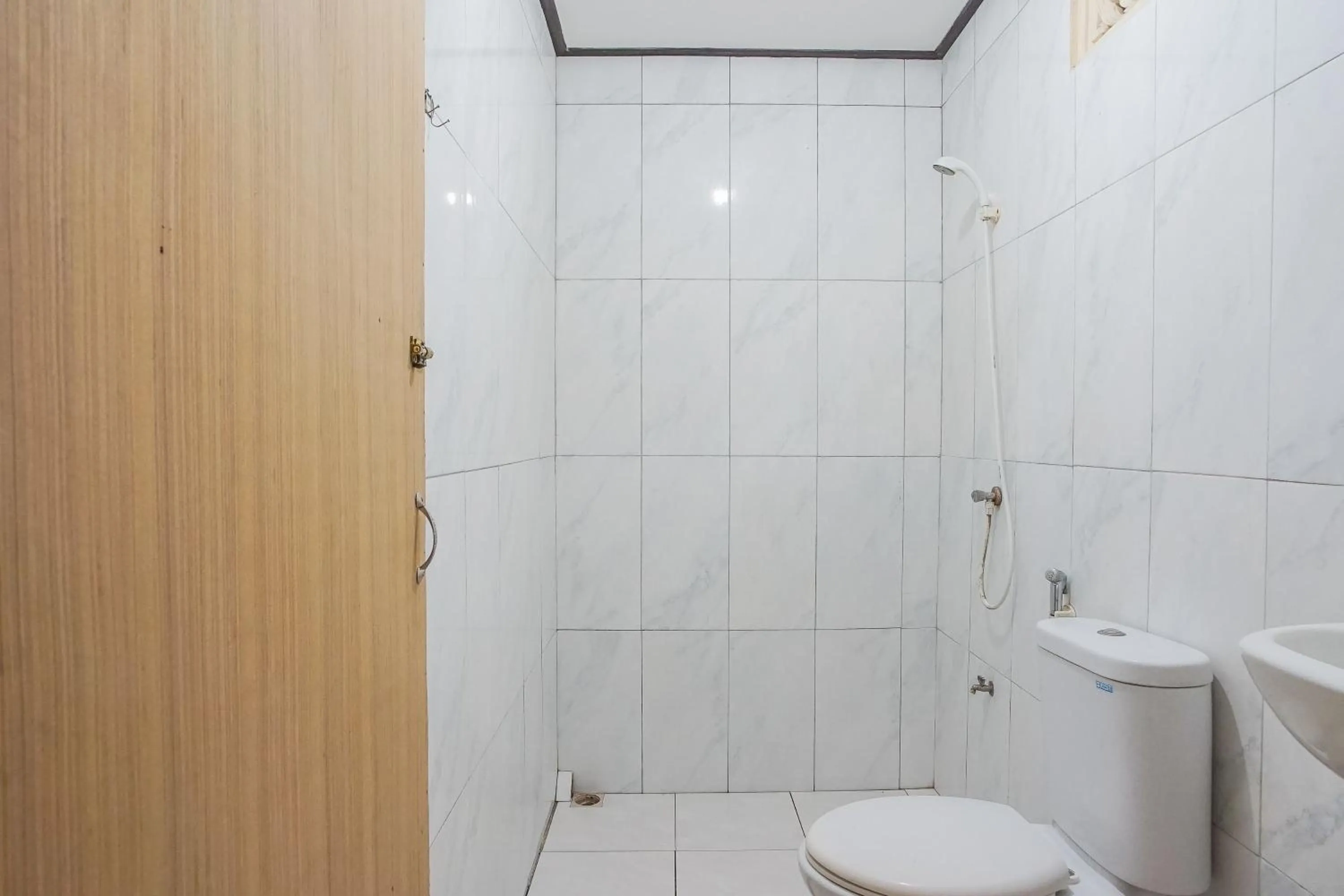 Bathroom in Mahendra Beach Inn