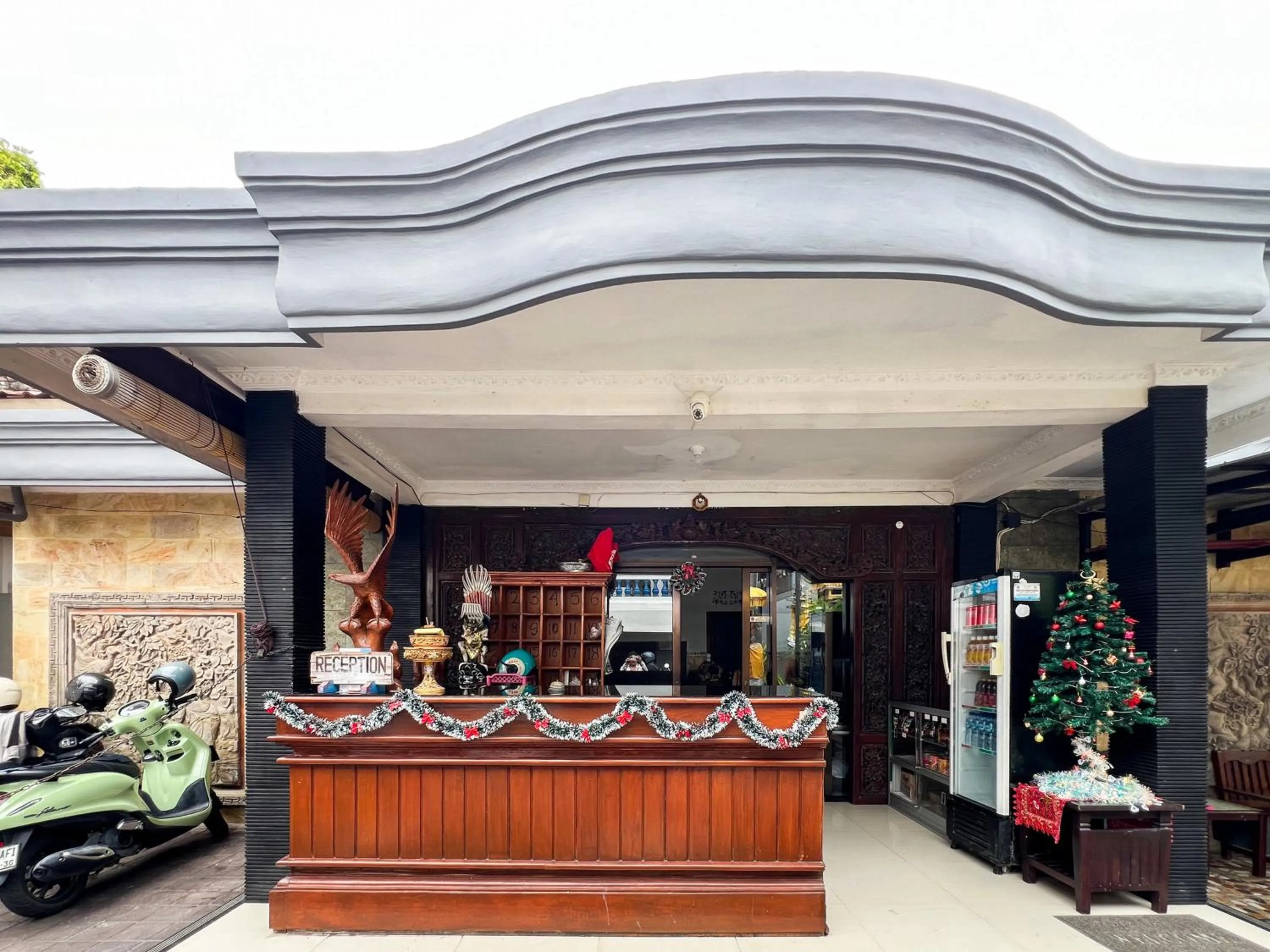 Lobby or reception in RedDoorz at Mahendra Beach Inn Kuta