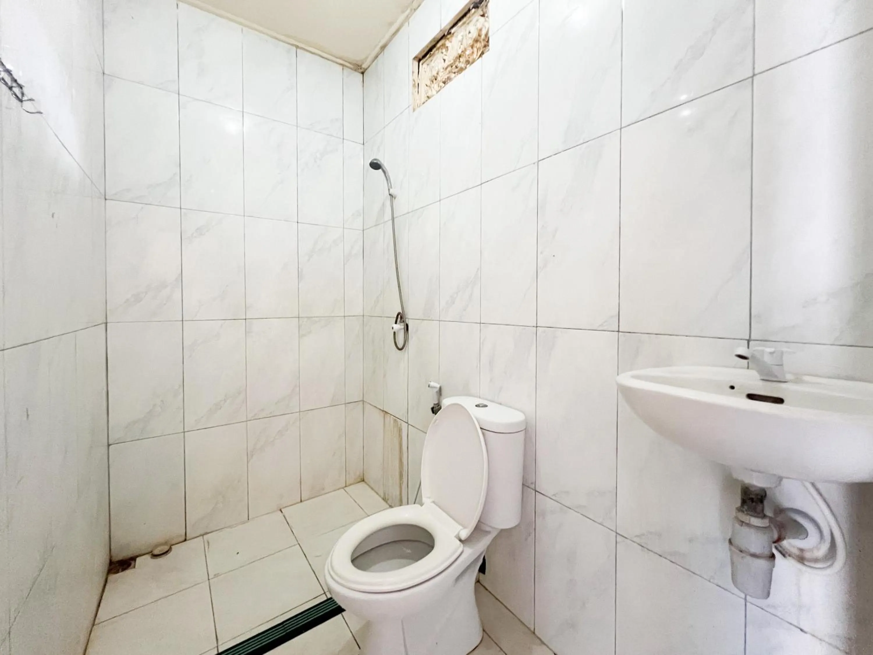 Bathroom in RedDoorz at Mahendra Beach Inn Kuta