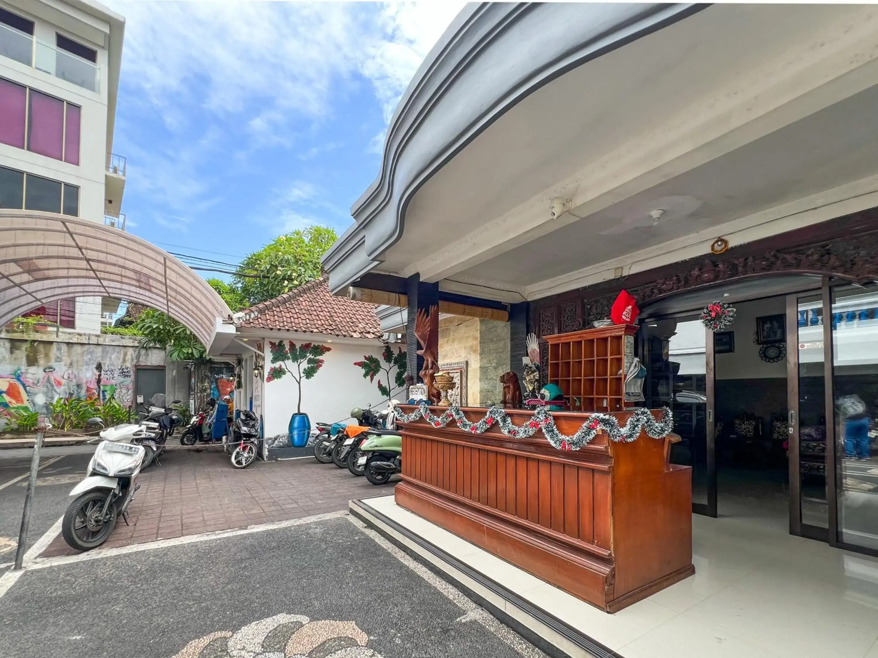 Lobby or reception in RedDoorz at Mahendra Beach Inn Kuta Lobby or reception in RedDoorz at Mahendra Beach Inn Kuta