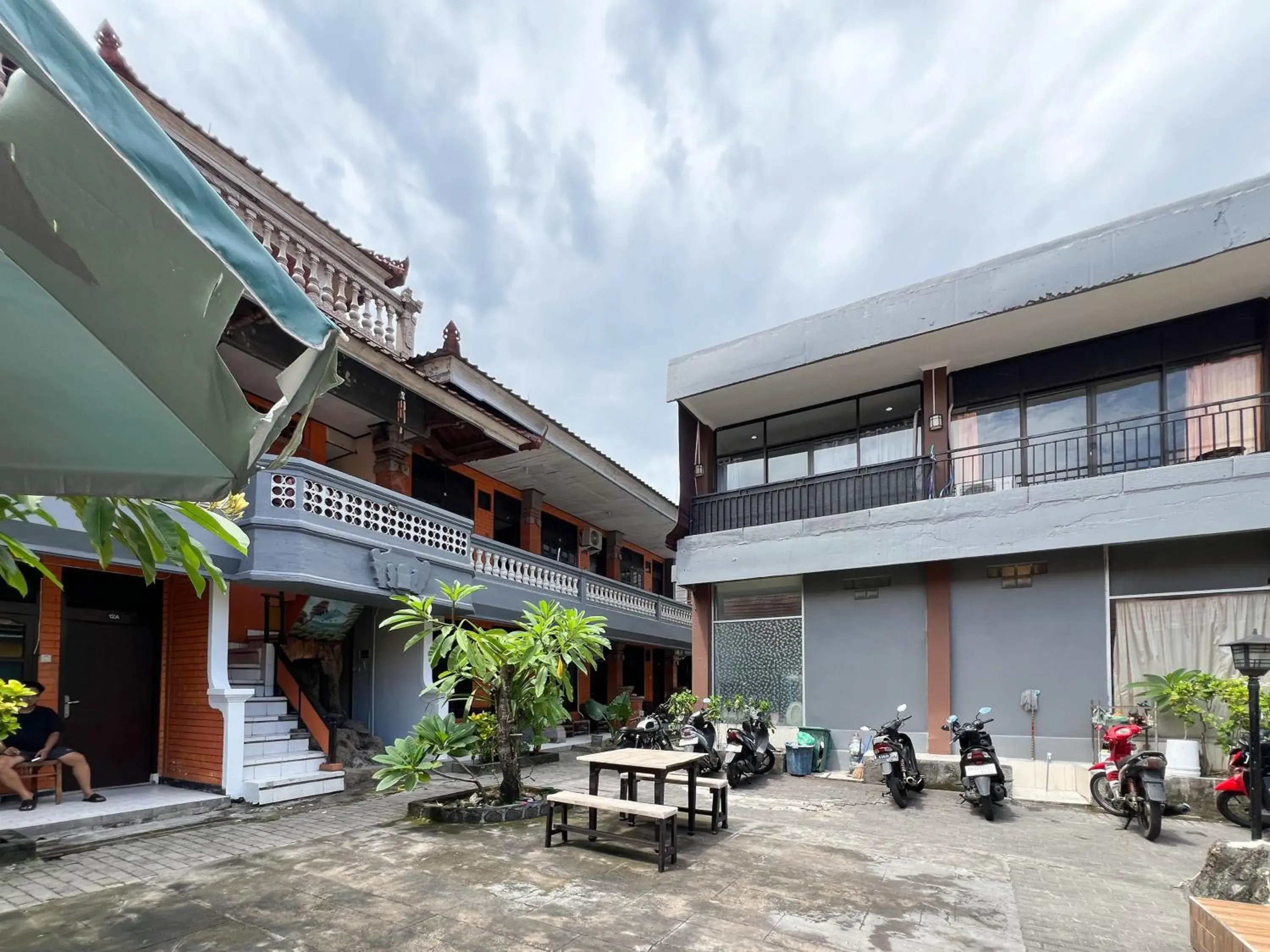 Facade/entrance in RedDoorz at Mahendra Beach Inn Kuta Facade/entrance in RedDoorz at Mahendra Beach Inn Kuta