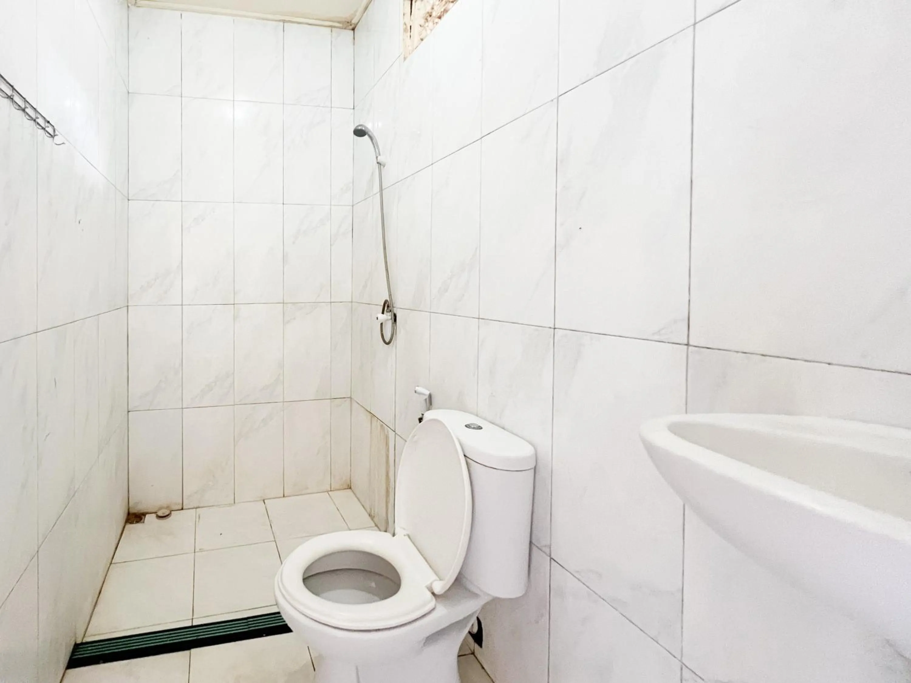 Bathroom in RedDoorz at Mahendra Beach Inn Kuta