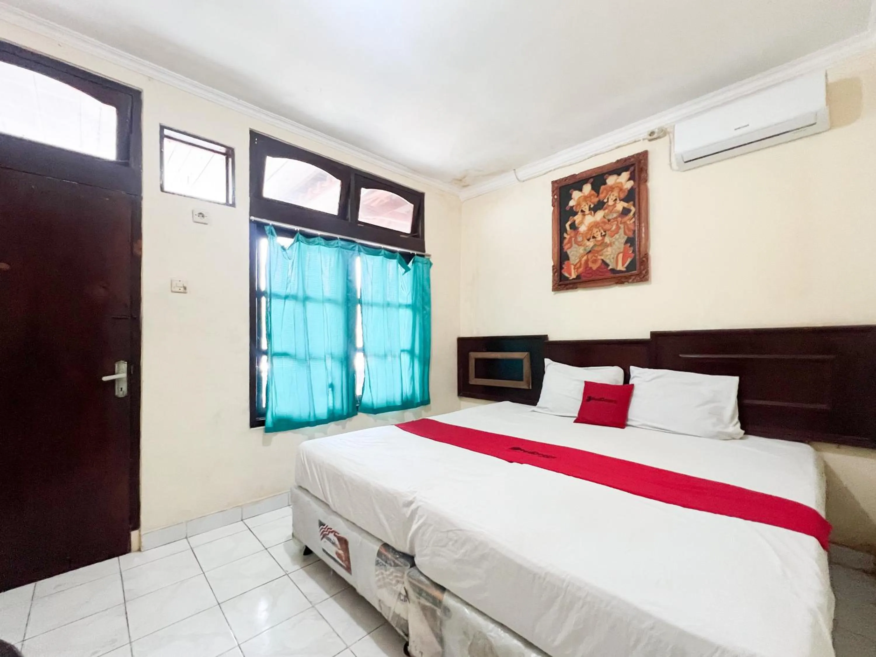 Bedroom, Bed in RedDoorz at Mahendra Beach Inn Kuta