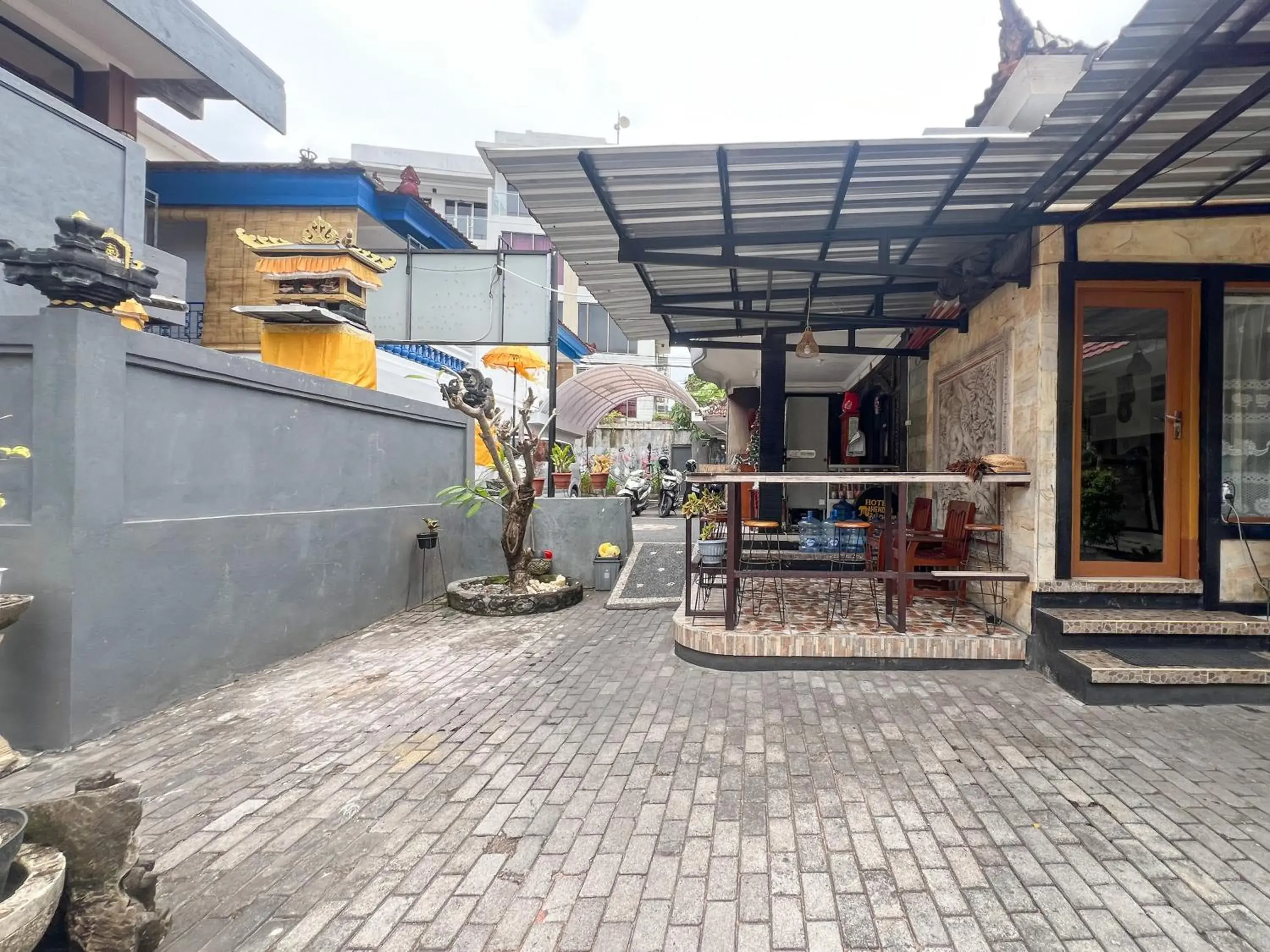 Property building in RedDoorz at Mahendra Beach Inn Kuta Property building in RedDoorz at Mahendra Beach Inn Kuta