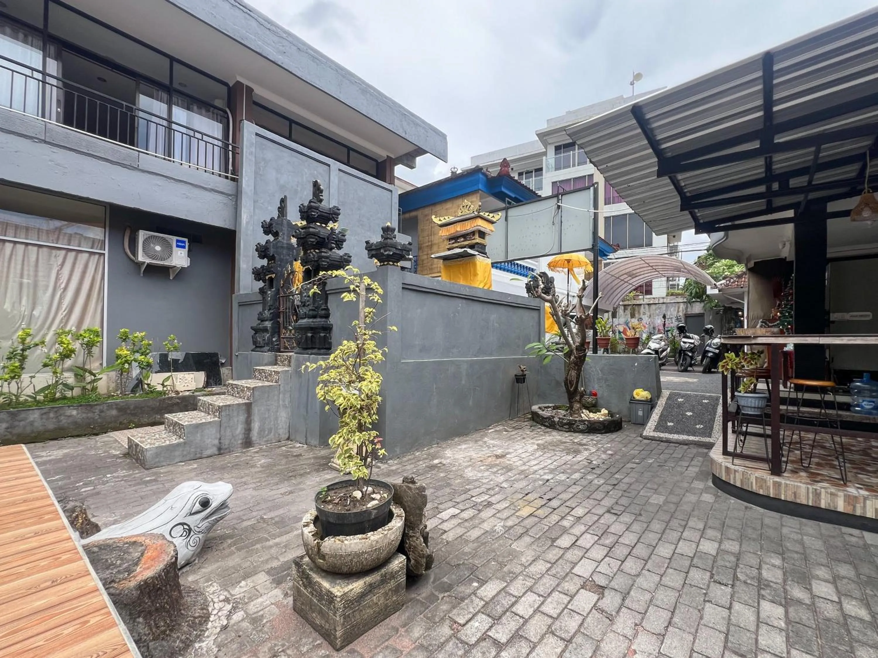 Property building in RedDoorz at Mahendra Beach Inn Kuta