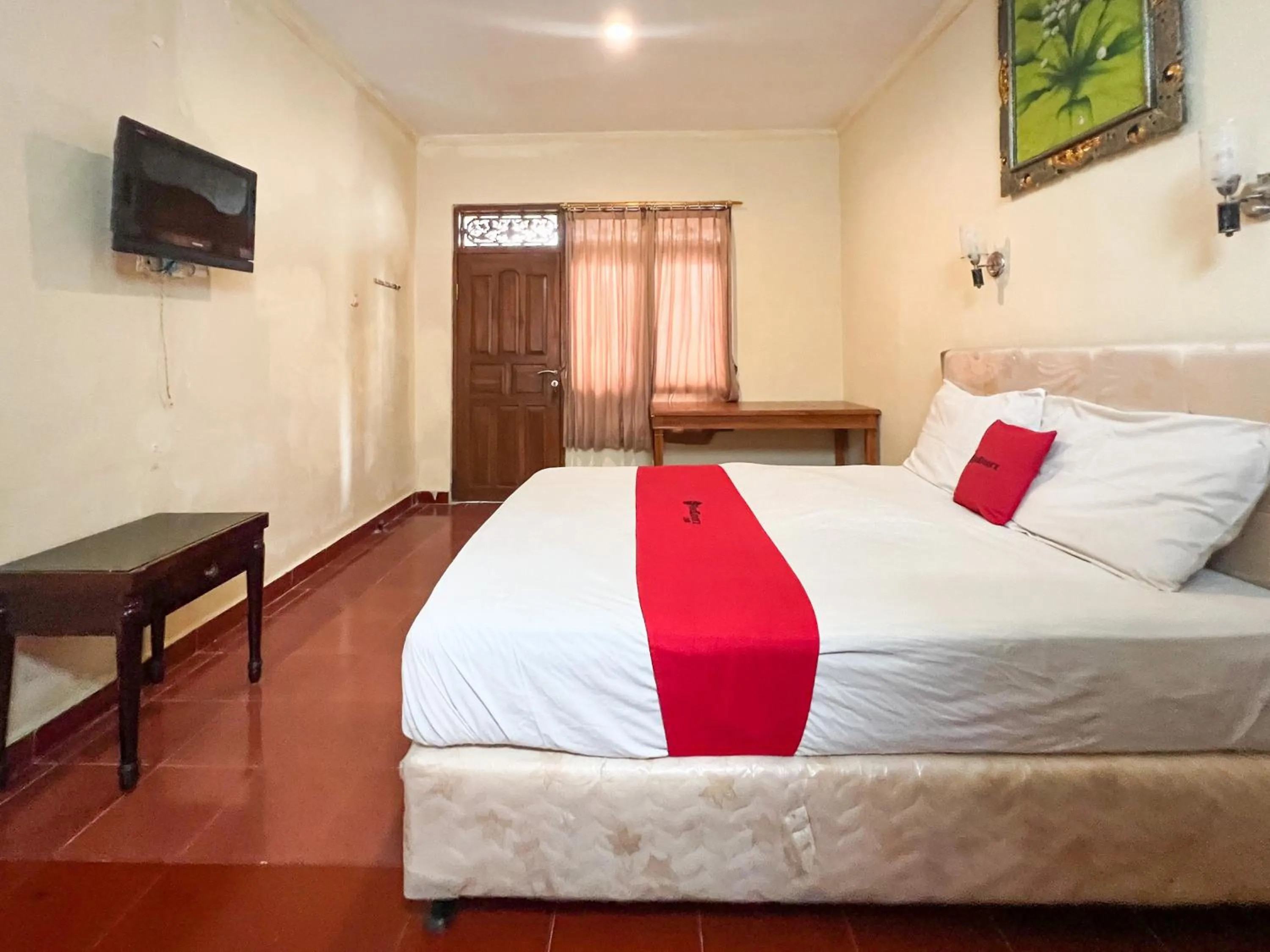 Bedroom, Bed in RedDoorz at Mahendra Beach Inn Kuta