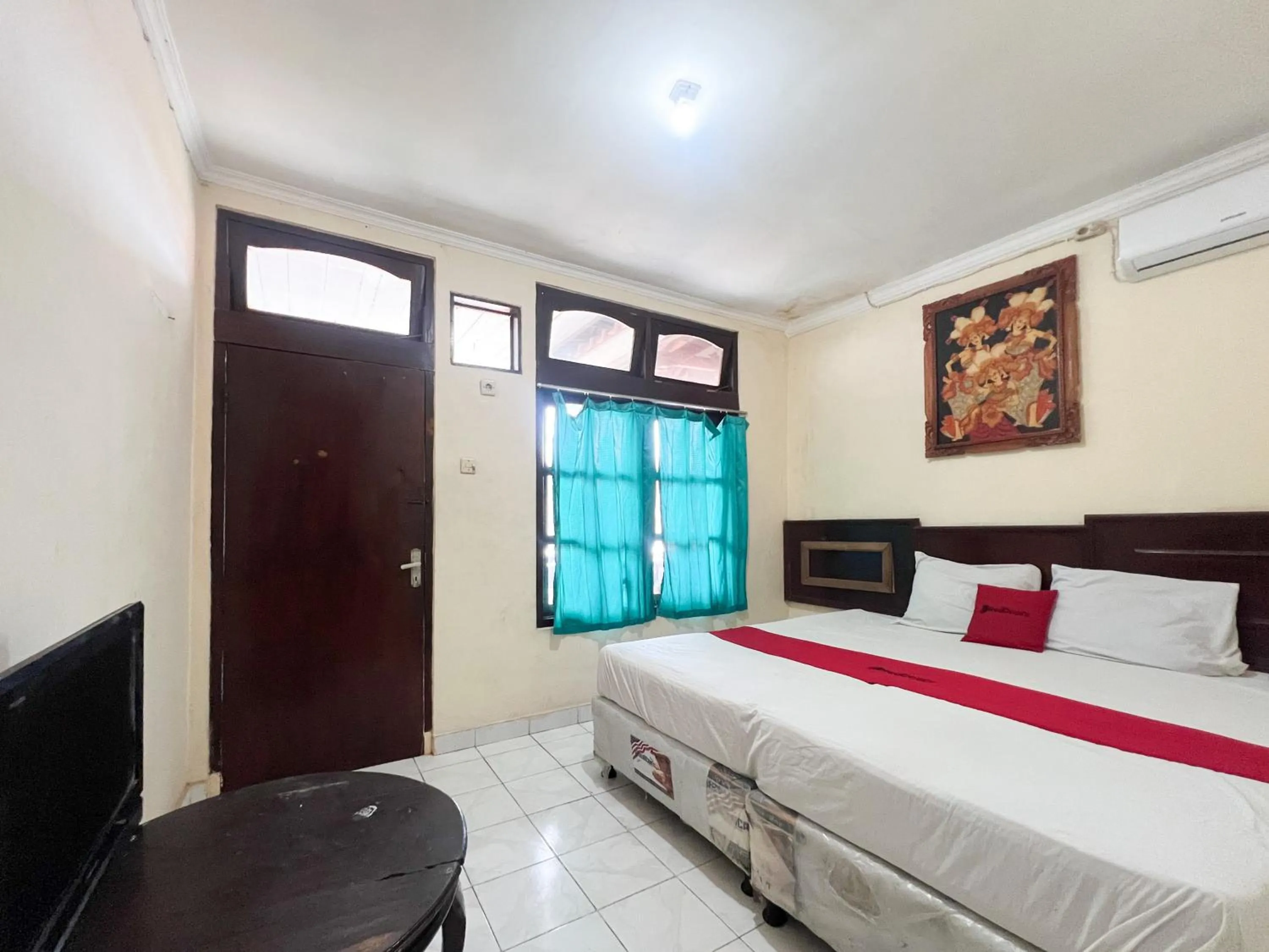 Bedroom, Bed in RedDoorz at Mahendra Beach Inn Kuta