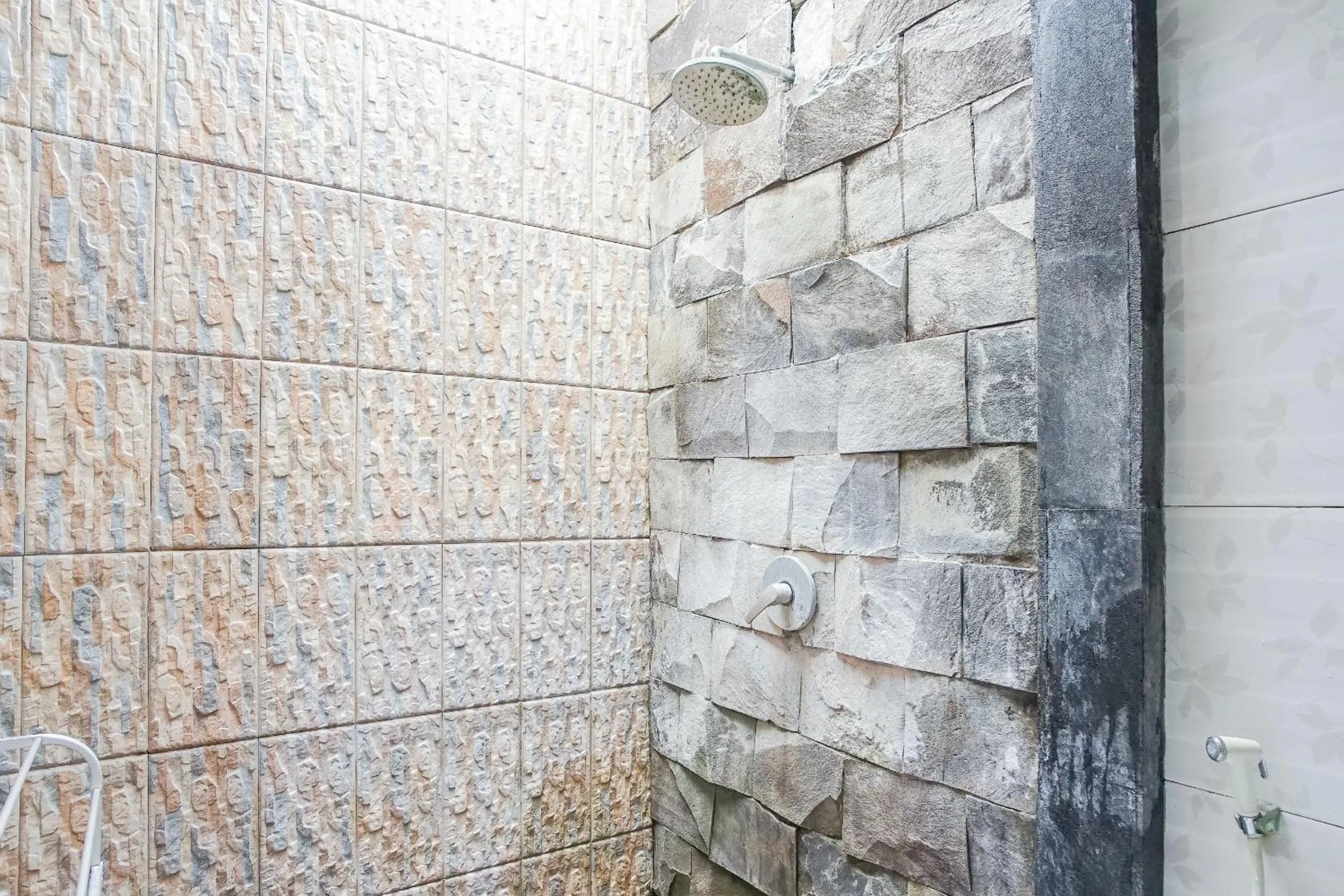 Bathroom in Mahendra Beach Inn