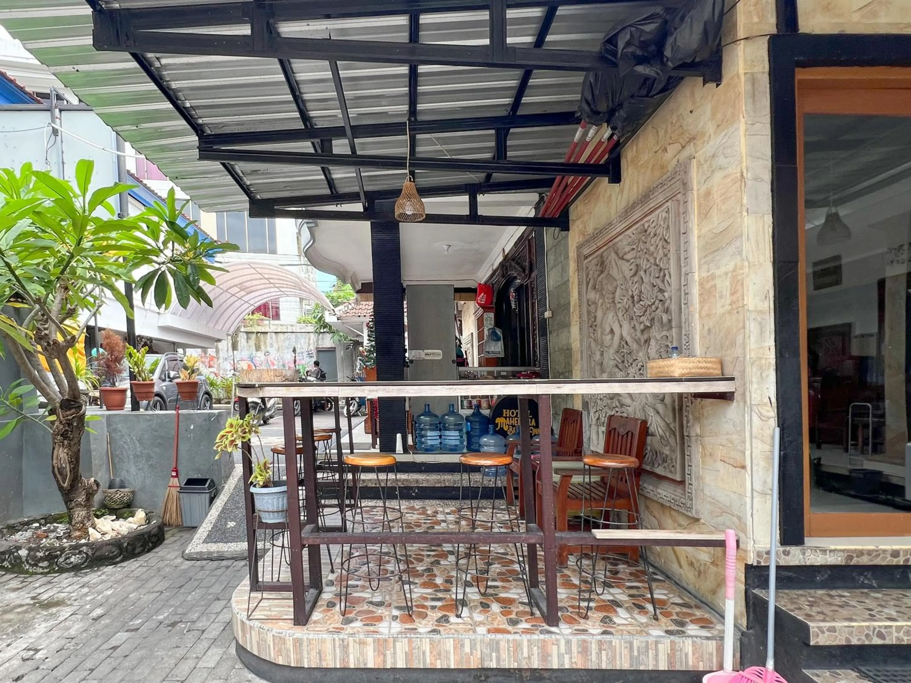 Seating area in RedDoorz at Mahendra Beach Inn Kuta