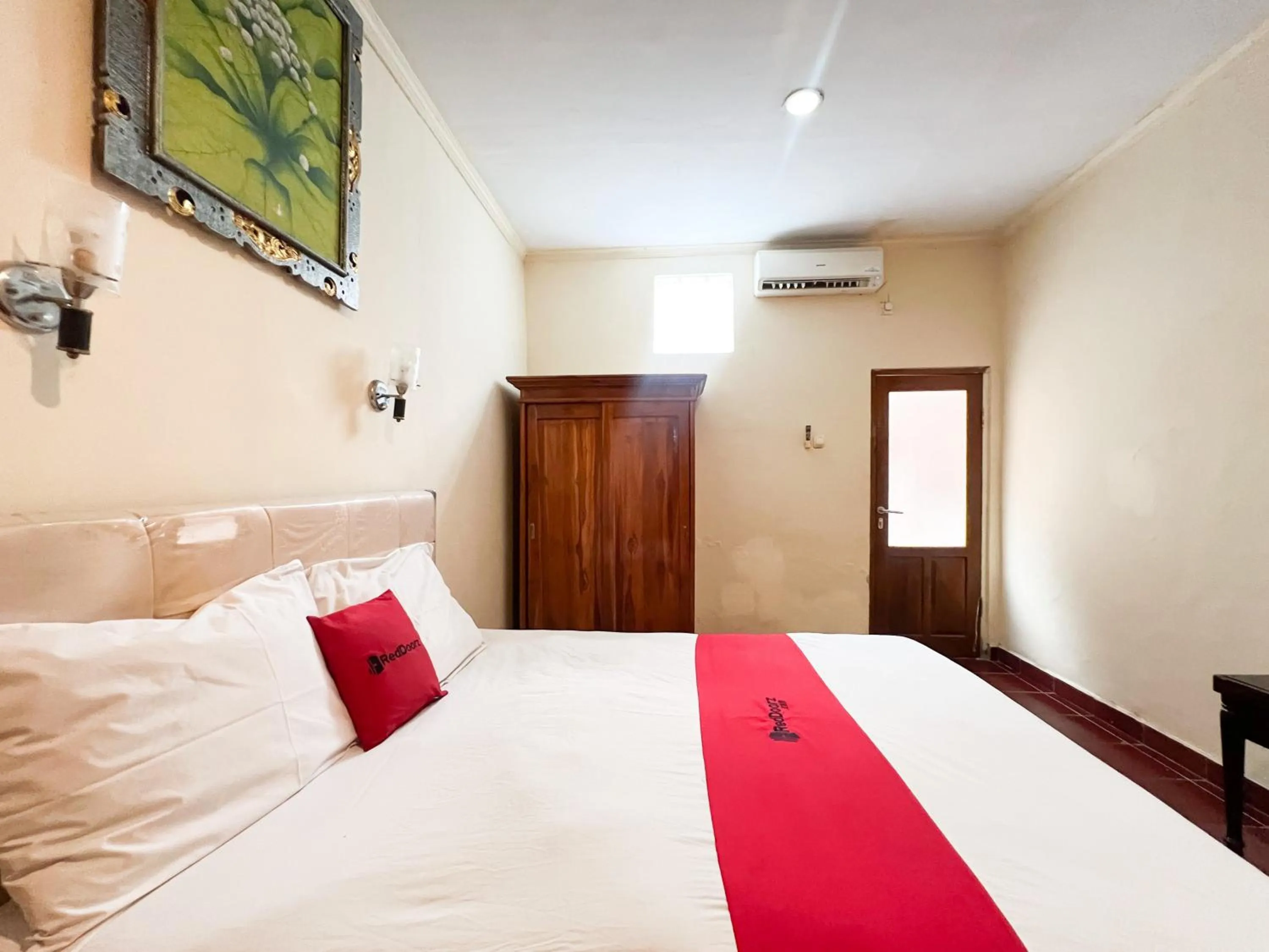 Bedroom, Bed in RedDoorz at Mahendra Beach Inn Kuta