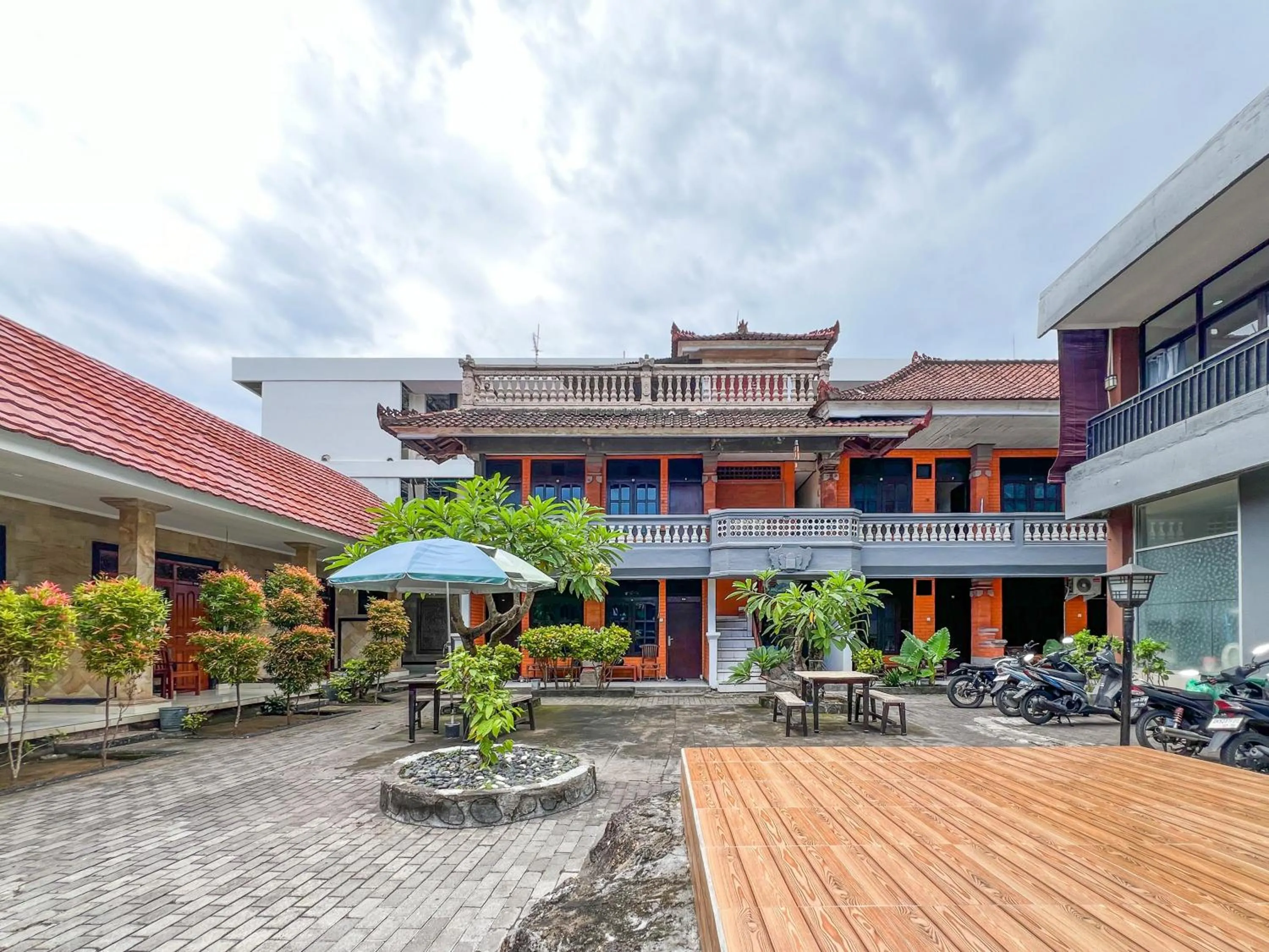 Facade/entrance in RedDoorz at Mahendra Beach Inn Kuta