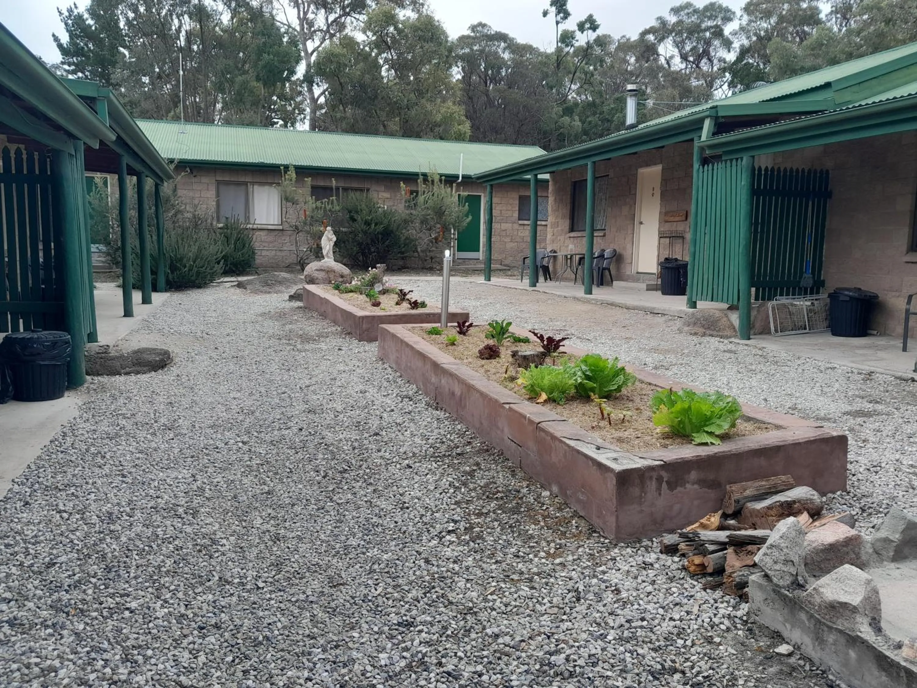 Inner courtyard view in Murray Gardens Motel
