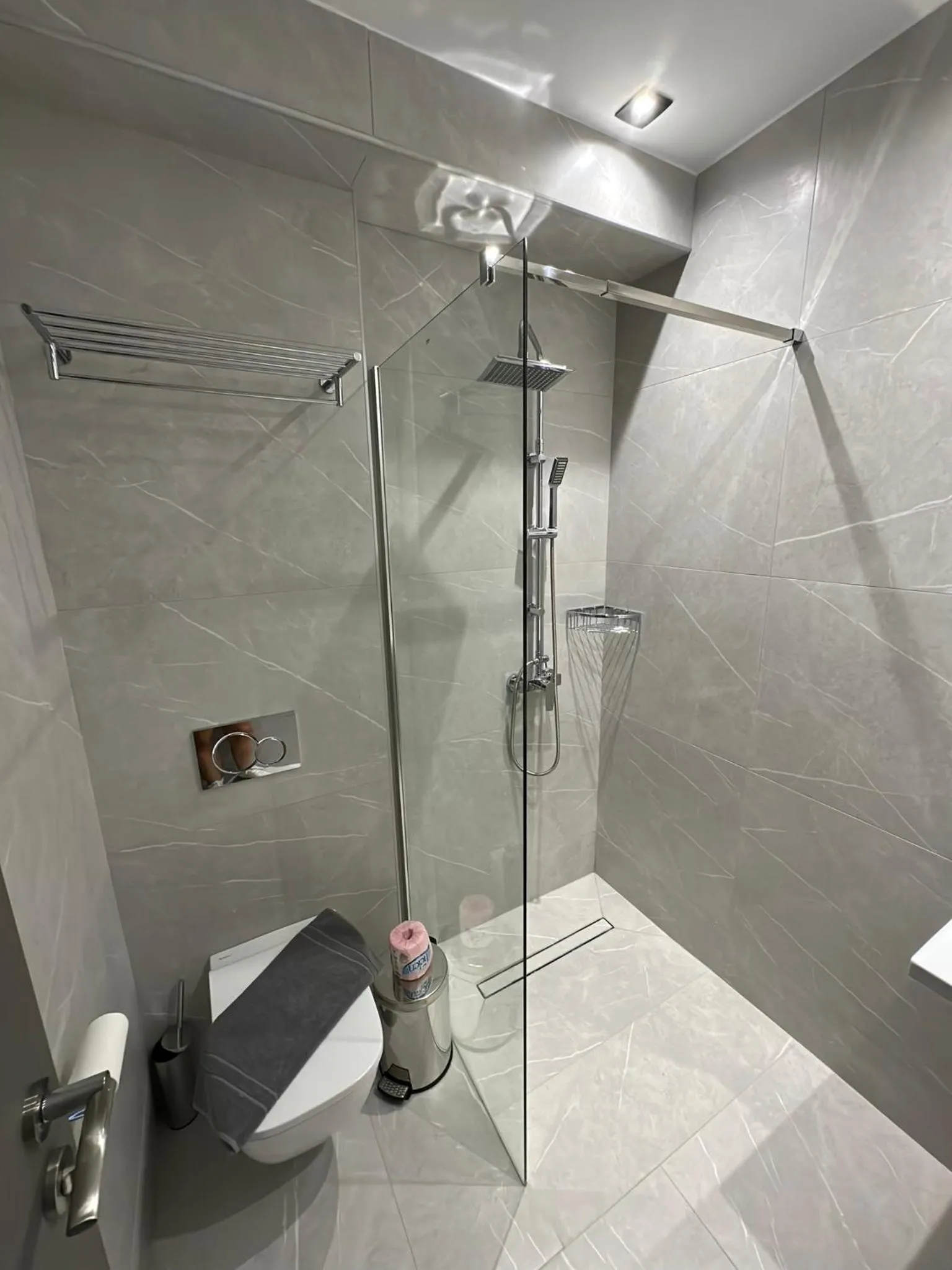 Shower in Oikos 9 Rooms and Suites
