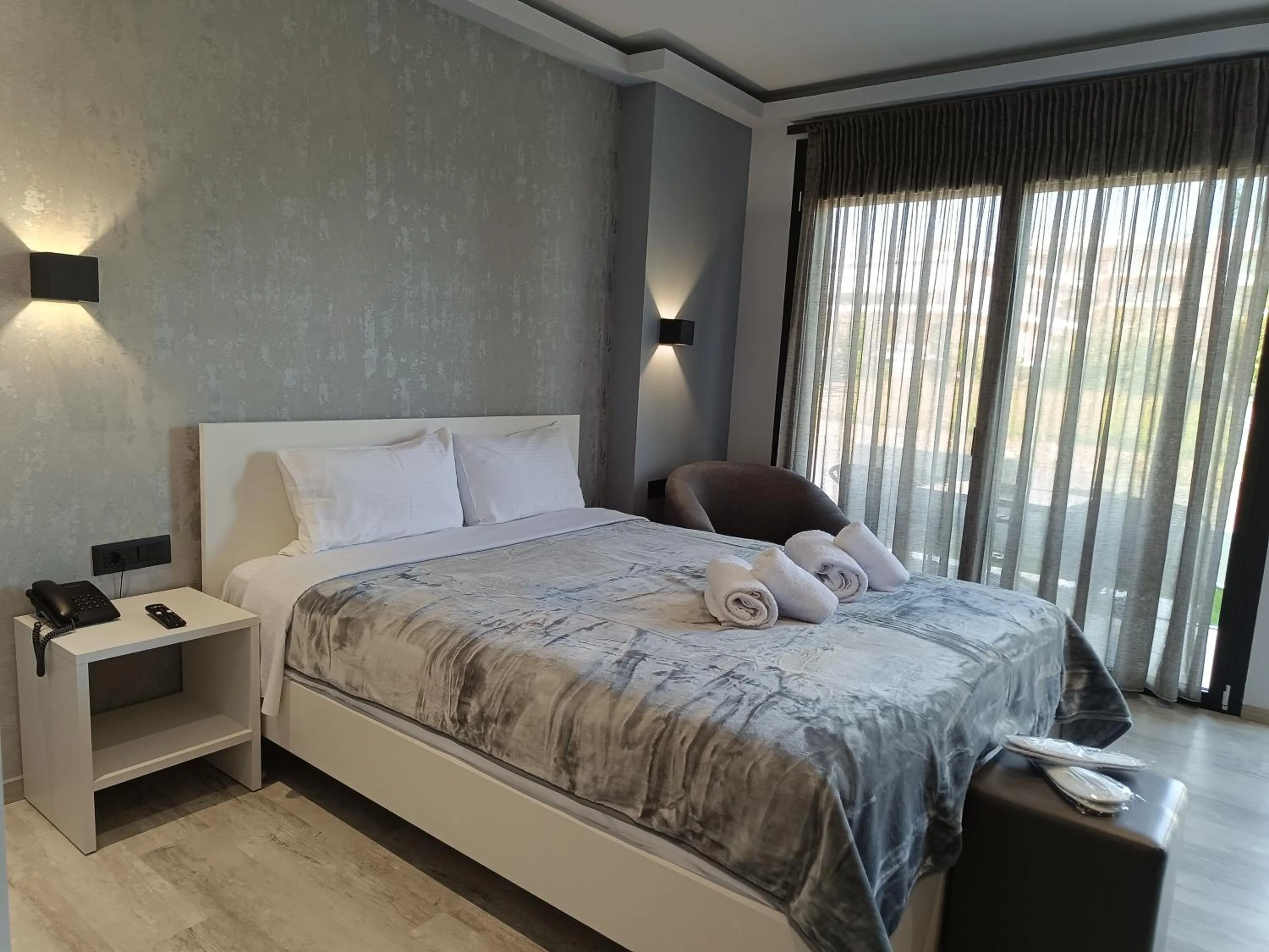 Bed in Oikos 9 Rooms and Suites