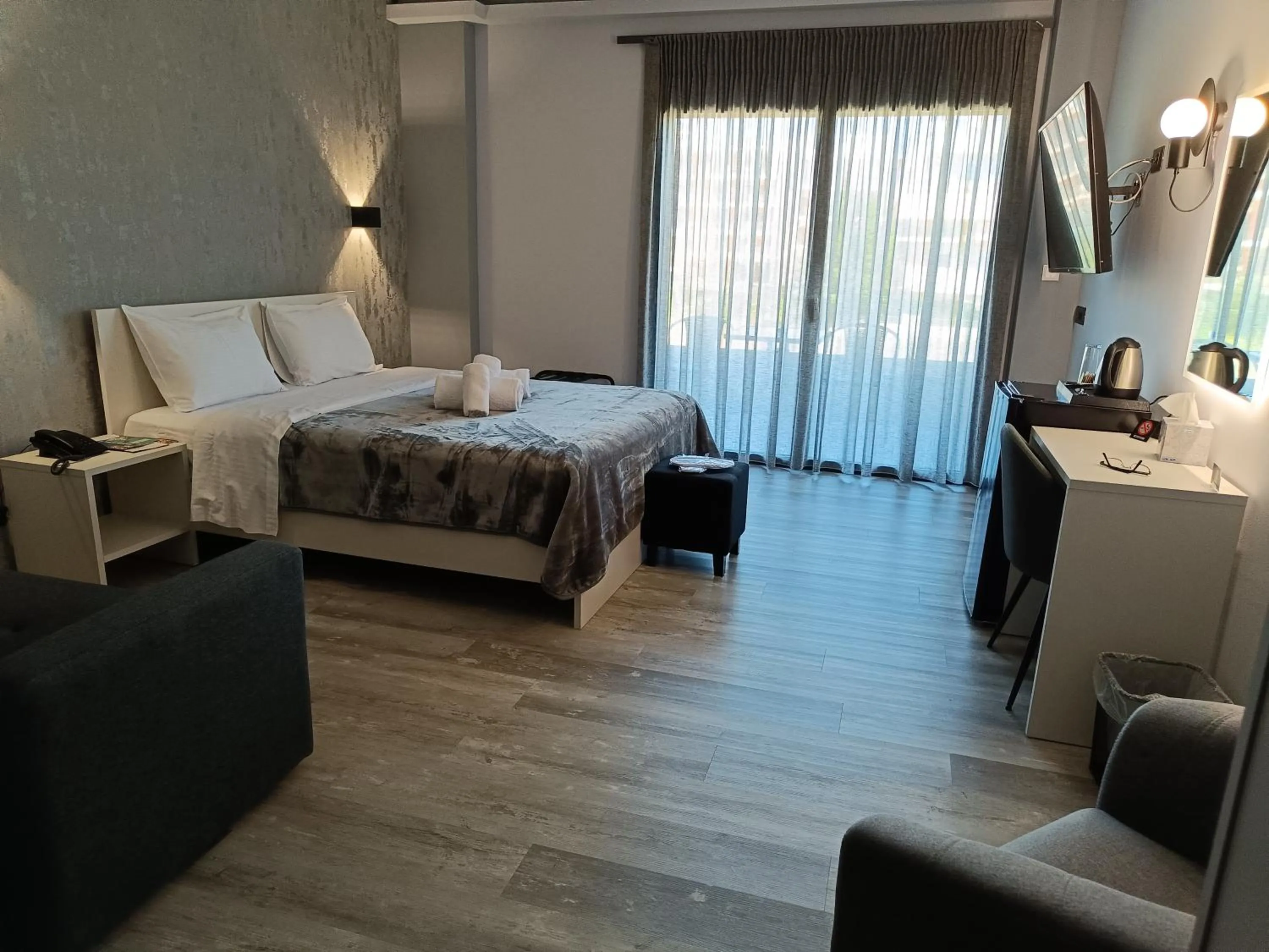 Bed in Oikos 9 Rooms and Suites