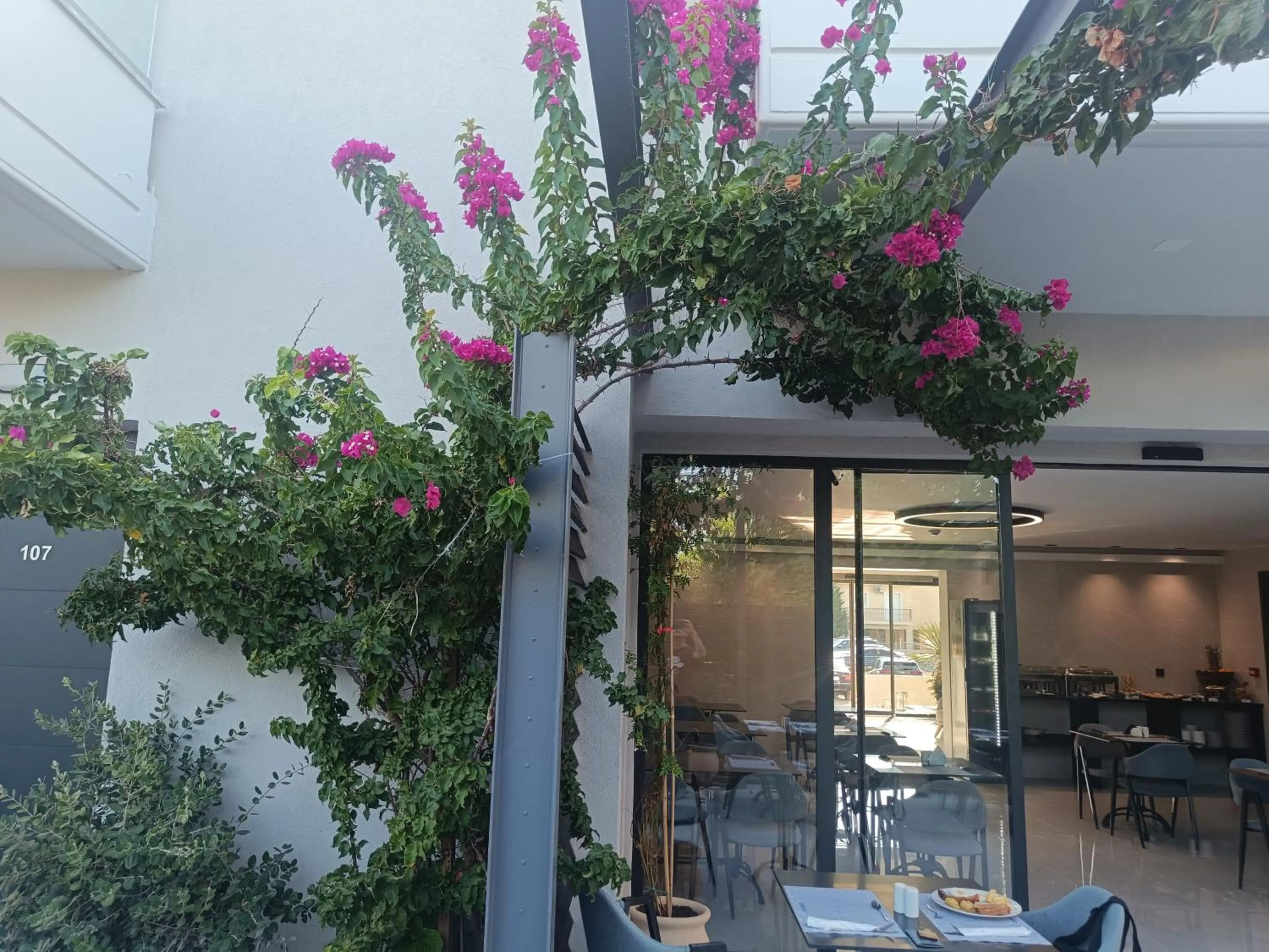 Oikos 9 Rooms and Suites