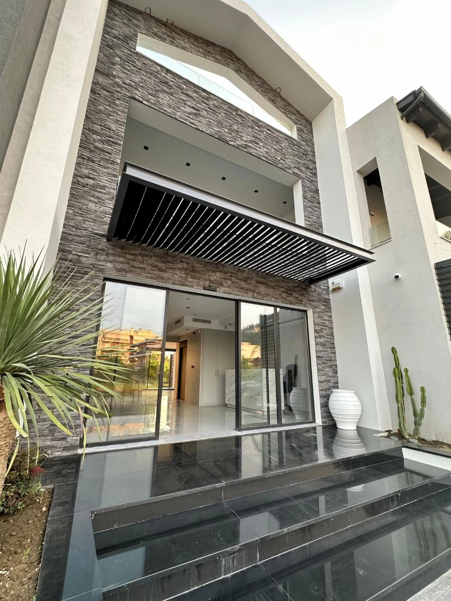 Property building in Oikos 9 Rooms and Suites