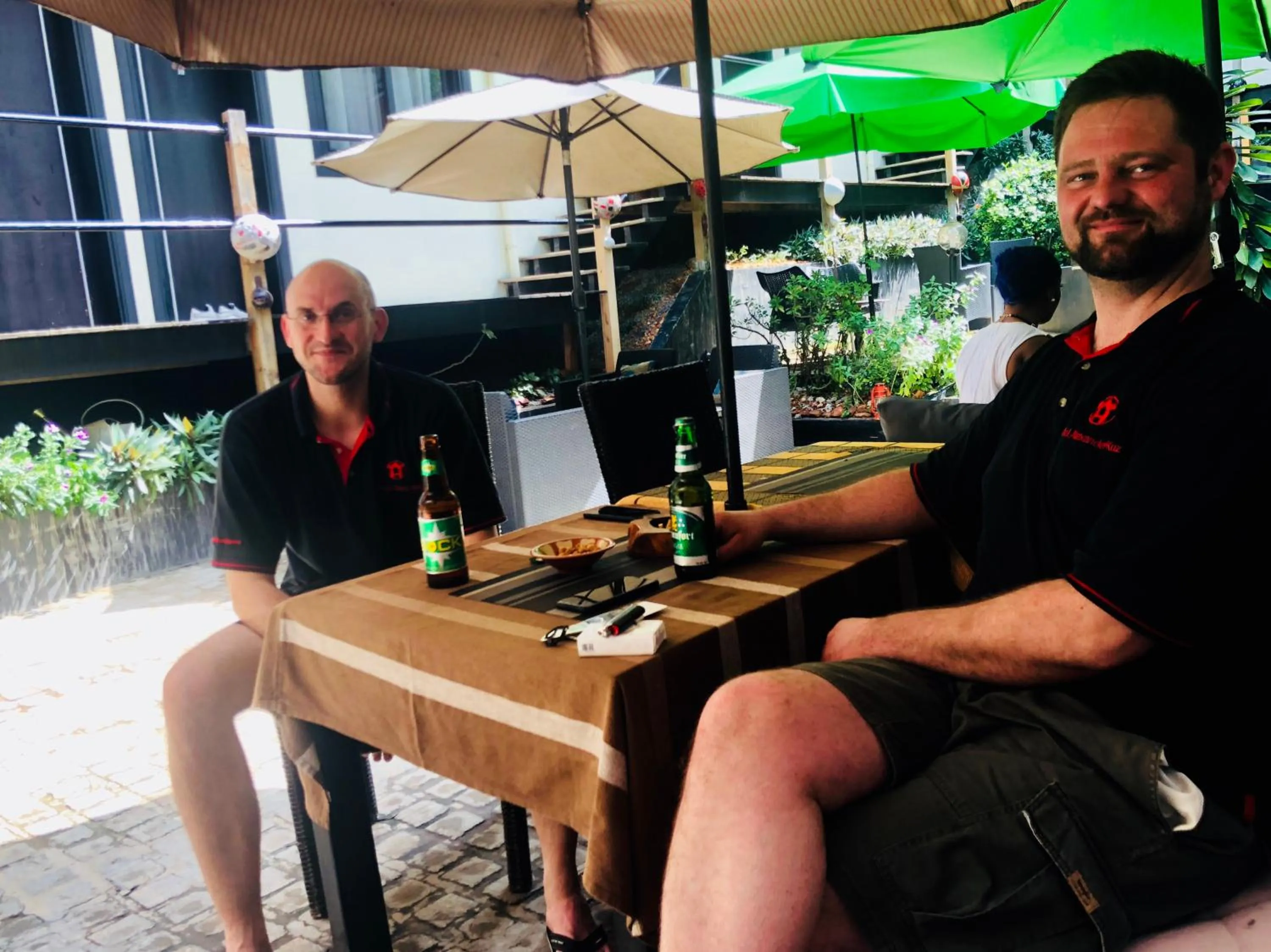 People in Détente Hôtel