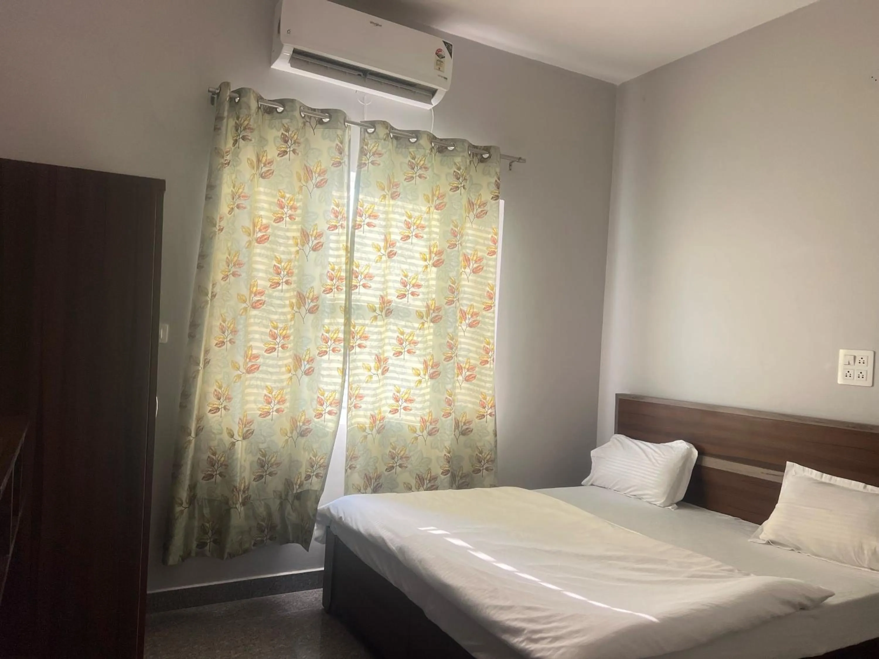 Bedroom, Bed in Hotel O The Glide Inn Hotel & Restaurant