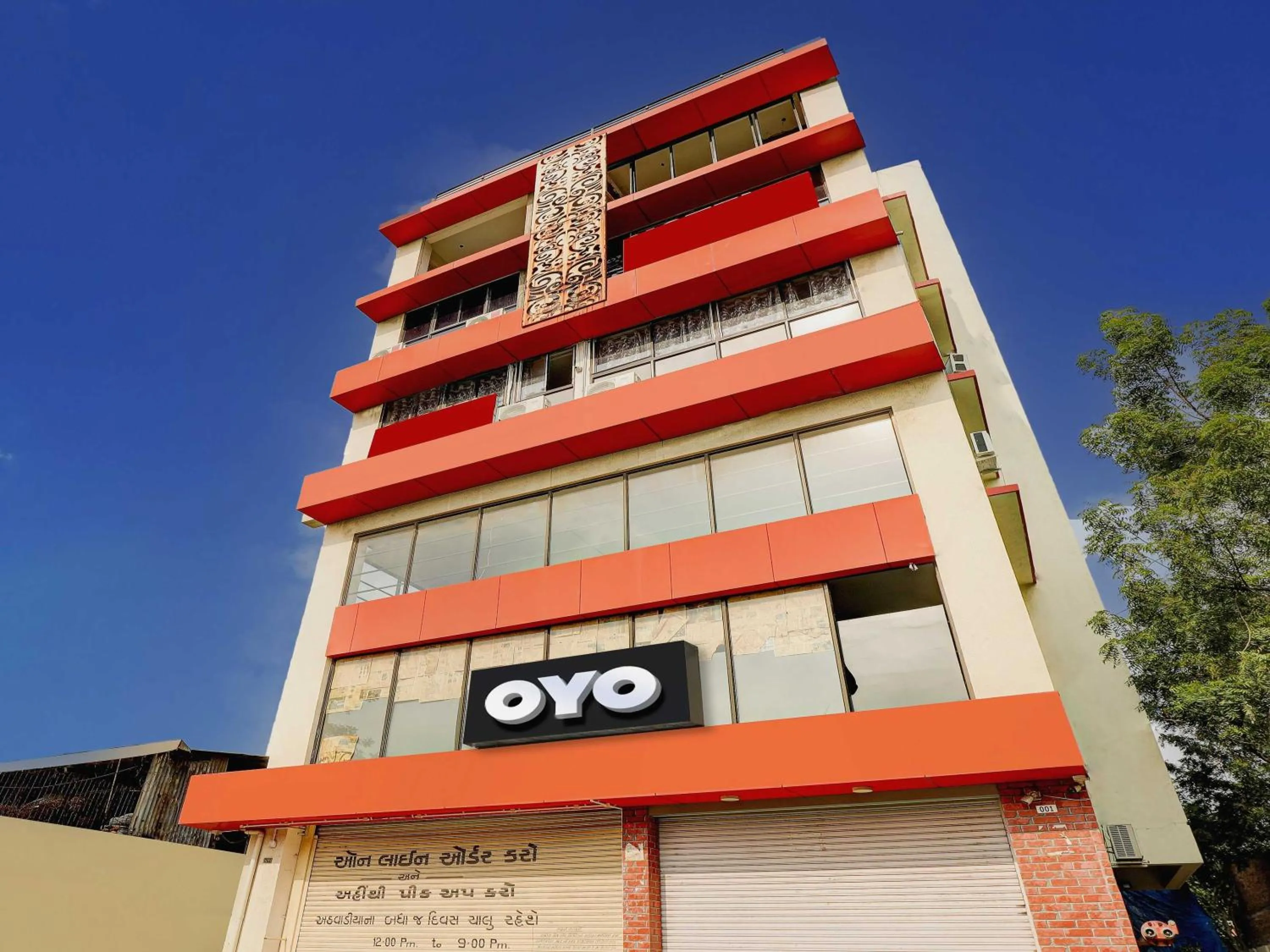 Facade/entrance in Hotel O Royal Inn