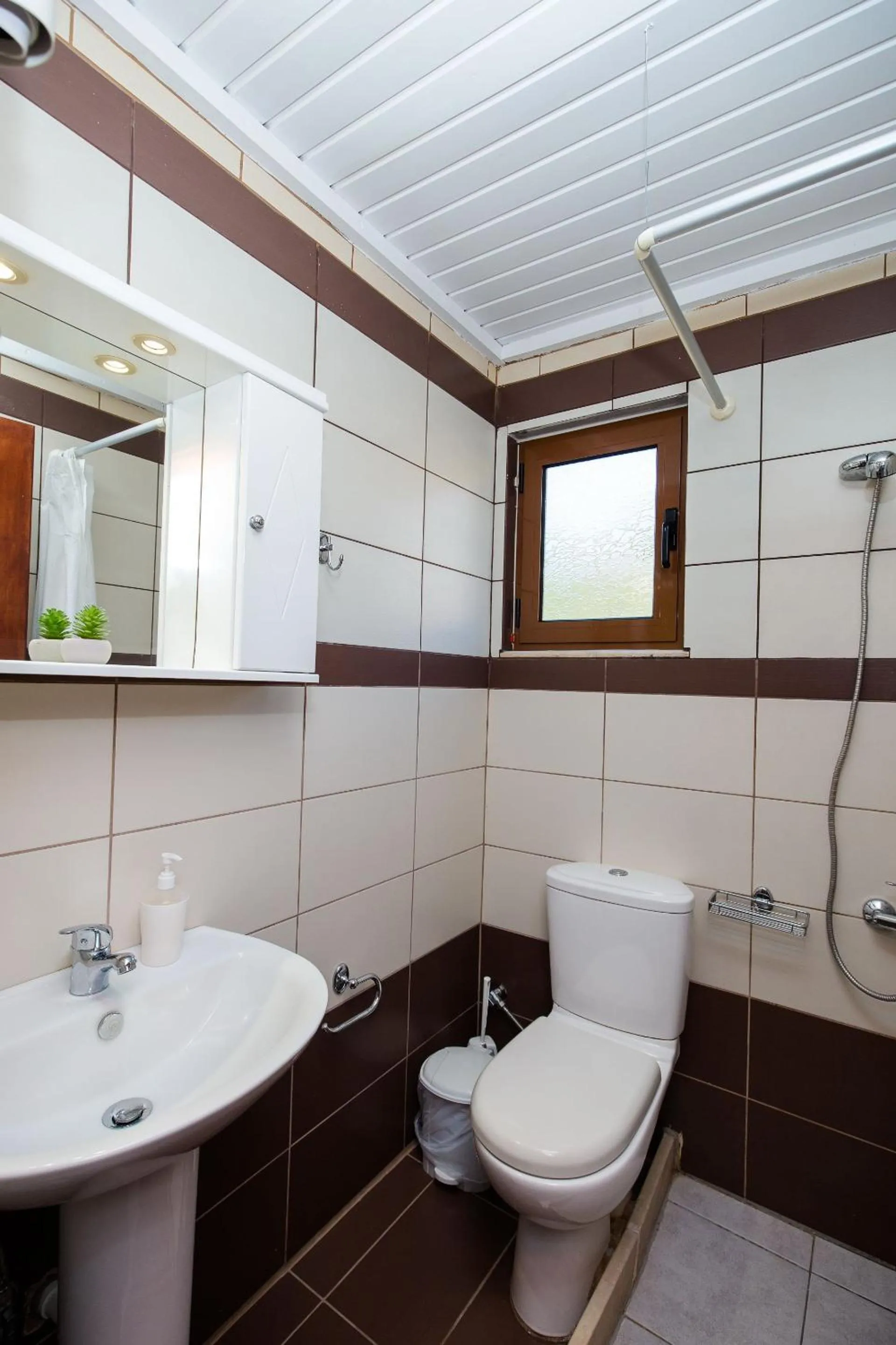 Toilet in En Plo Beachfront Rooms