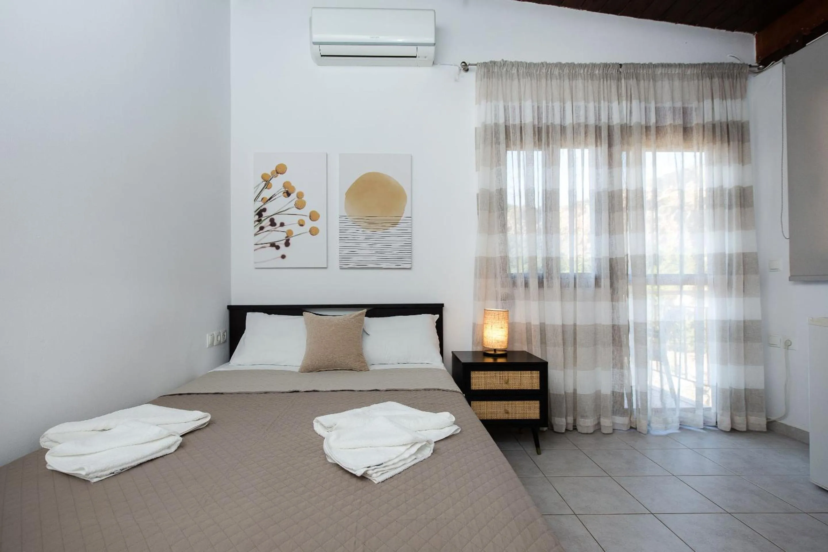 Bed in En Plo Beachfront Rooms
