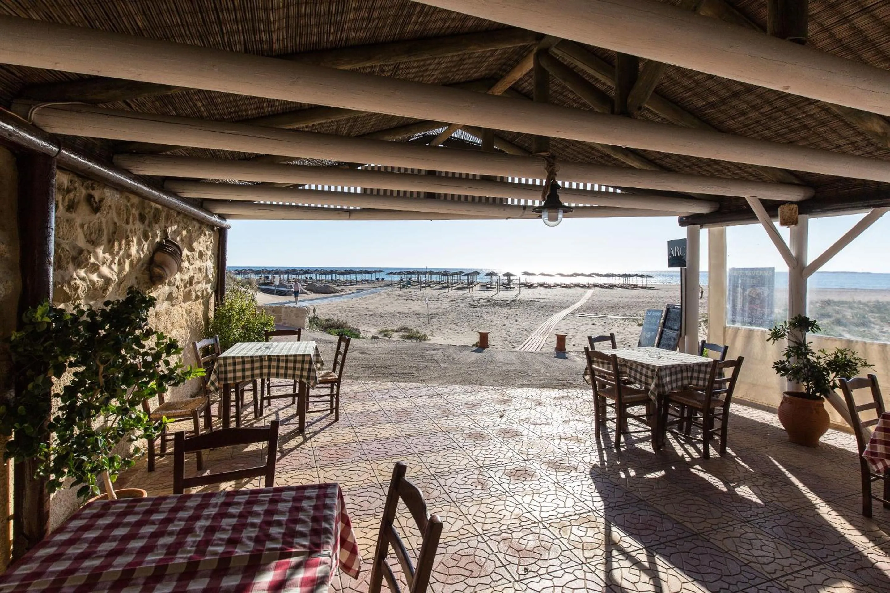 Restaurant/places to eat in En Plo Beachfront Rooms