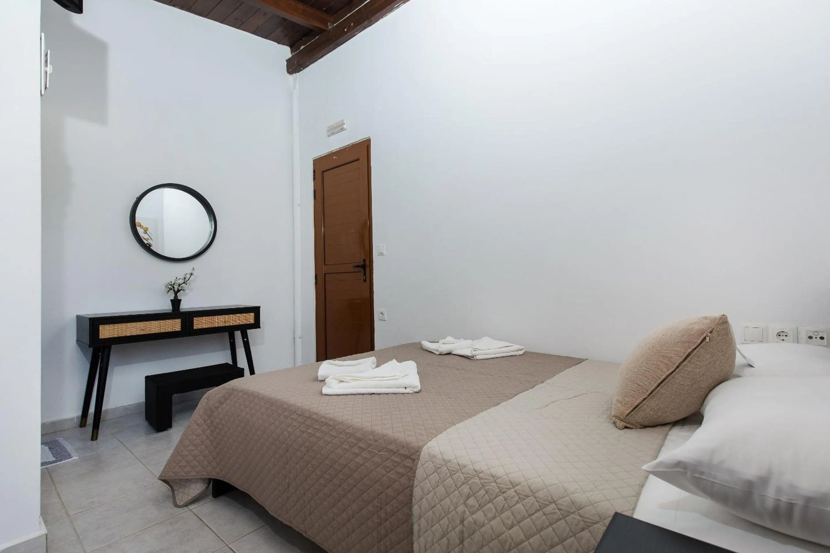 Bed in En Plo Beachfront Rooms