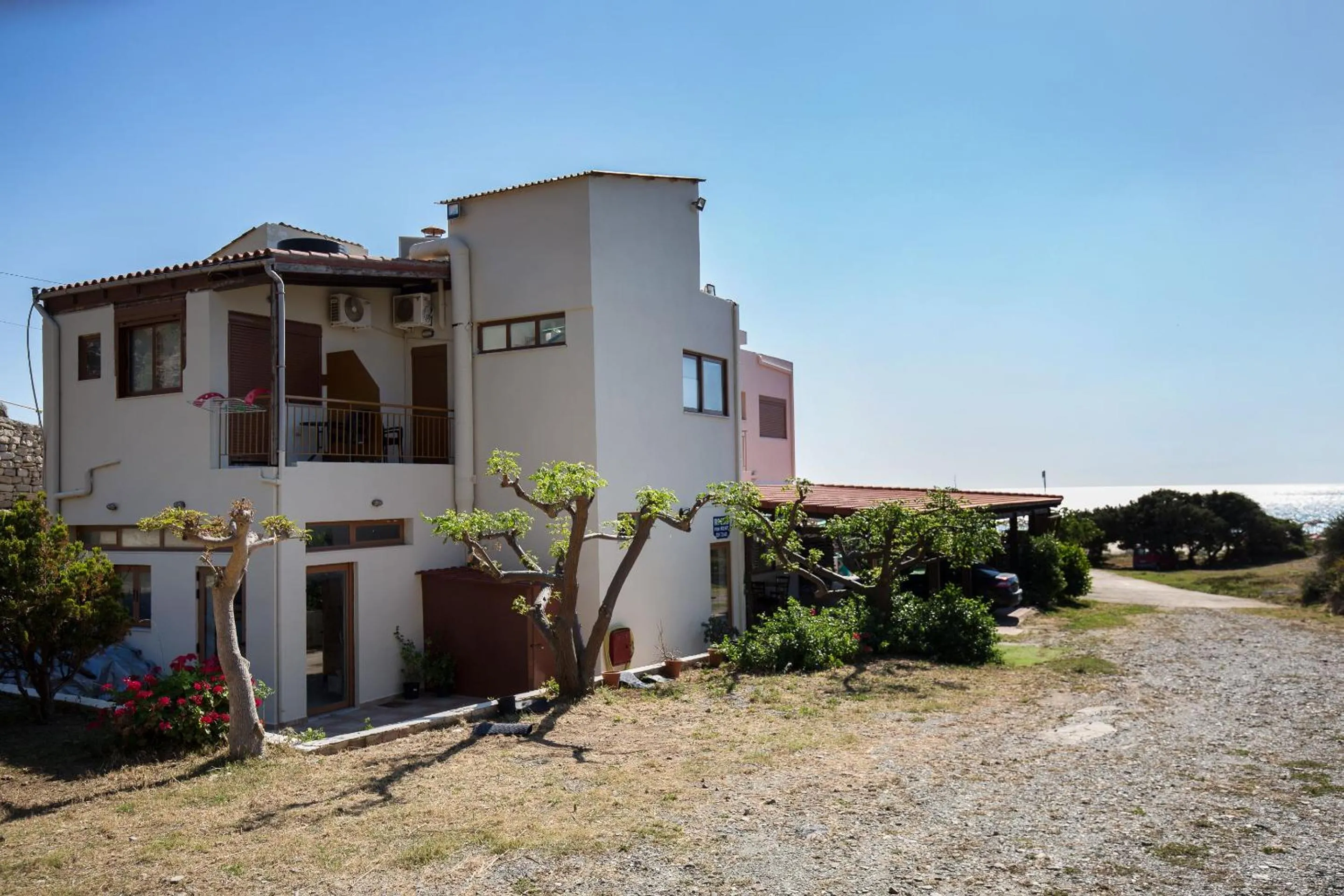 Property building in En Plo Beachfront Rooms