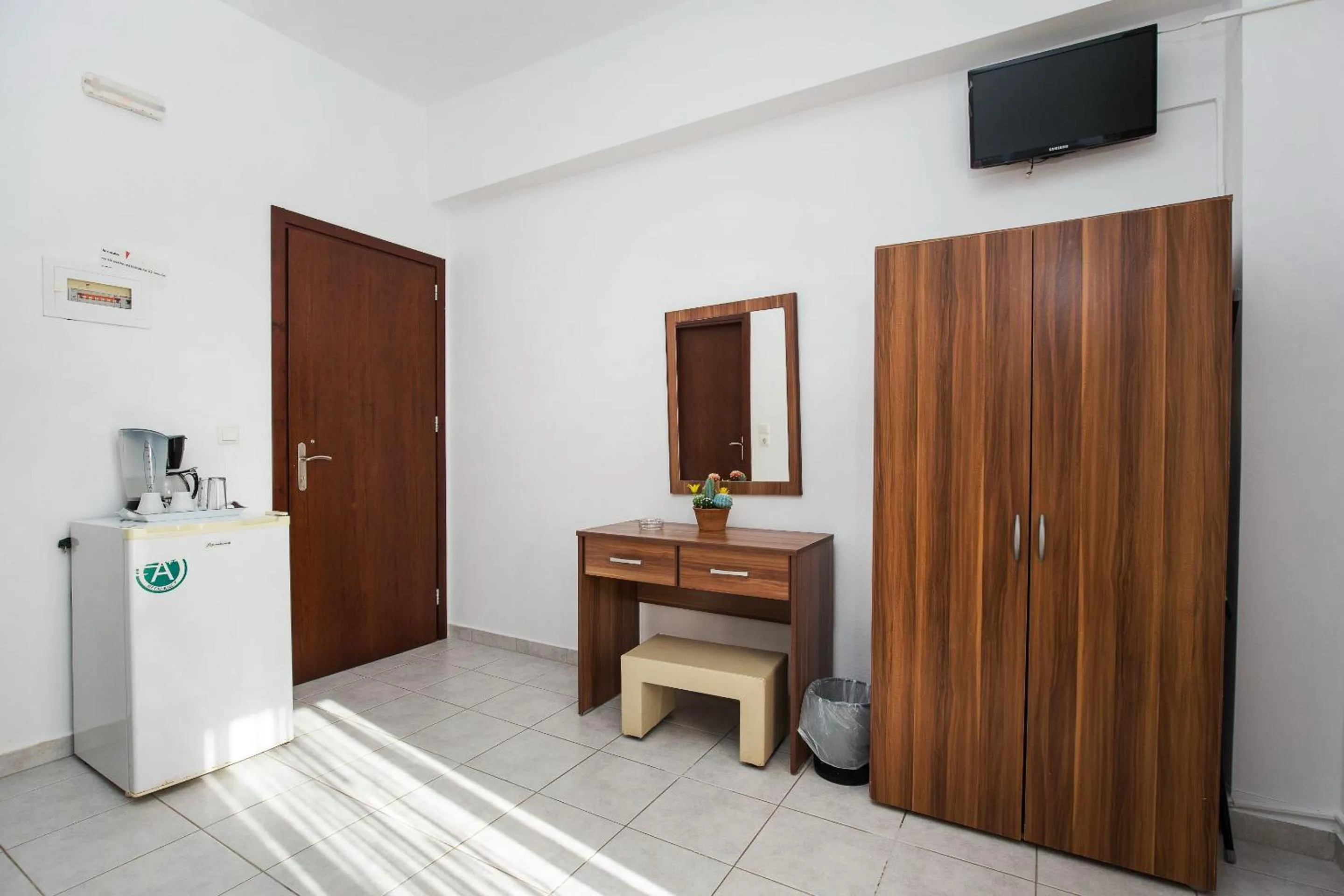 TV and multimedia in En Plo Beachfront Rooms
