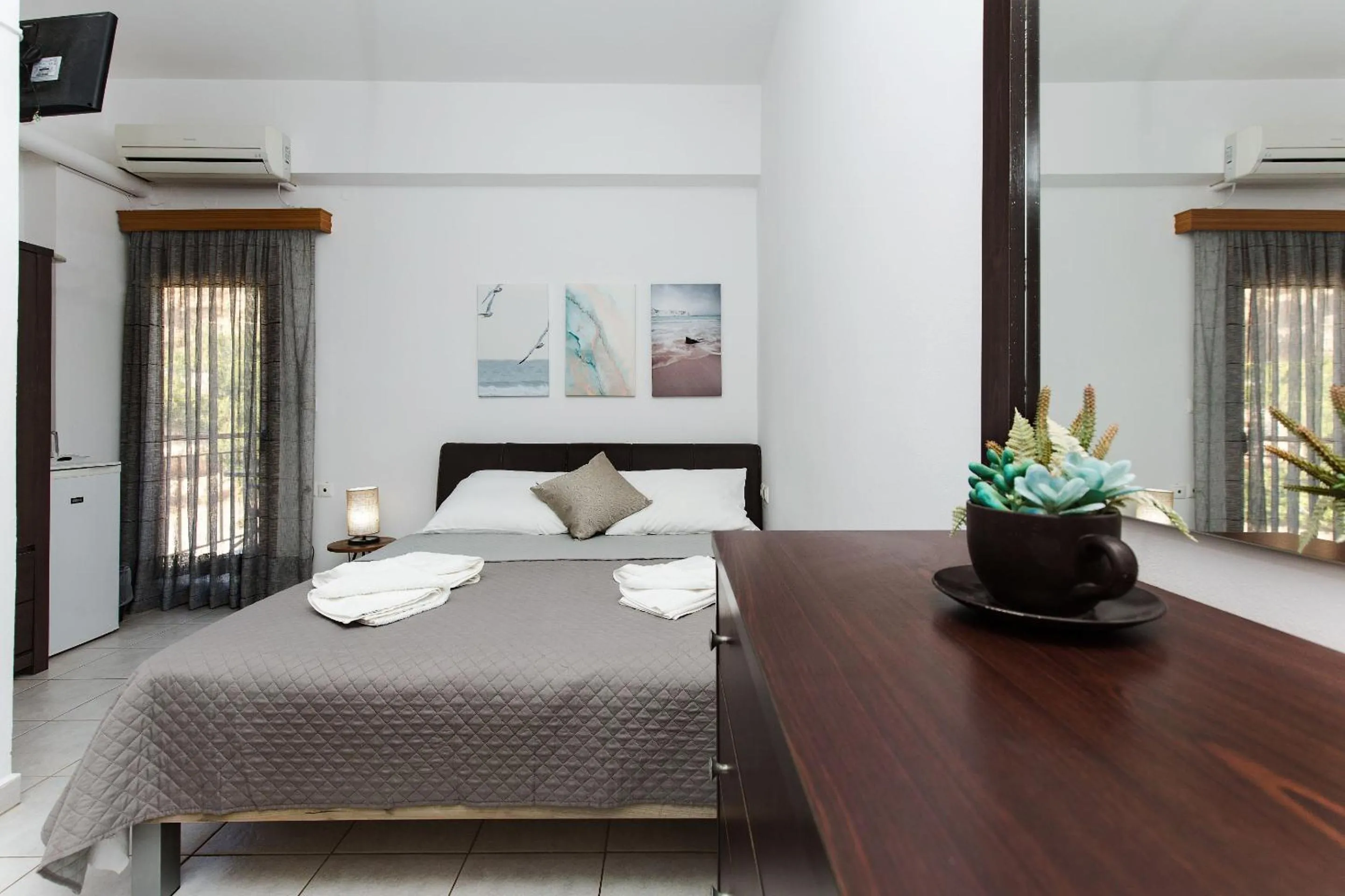 Bed in En Plo Beachfront Rooms