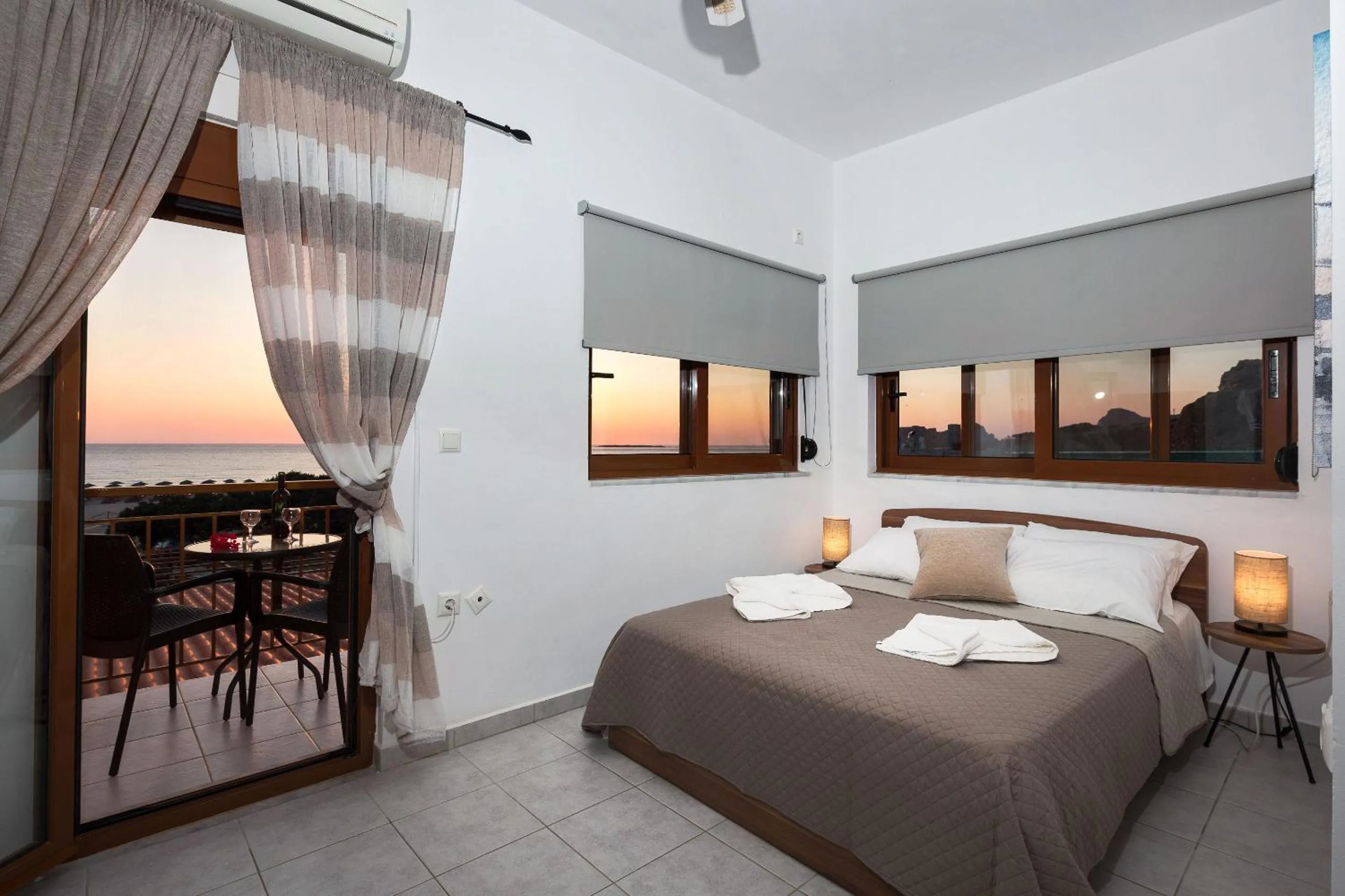 Bed in En Plo Beachfront Rooms