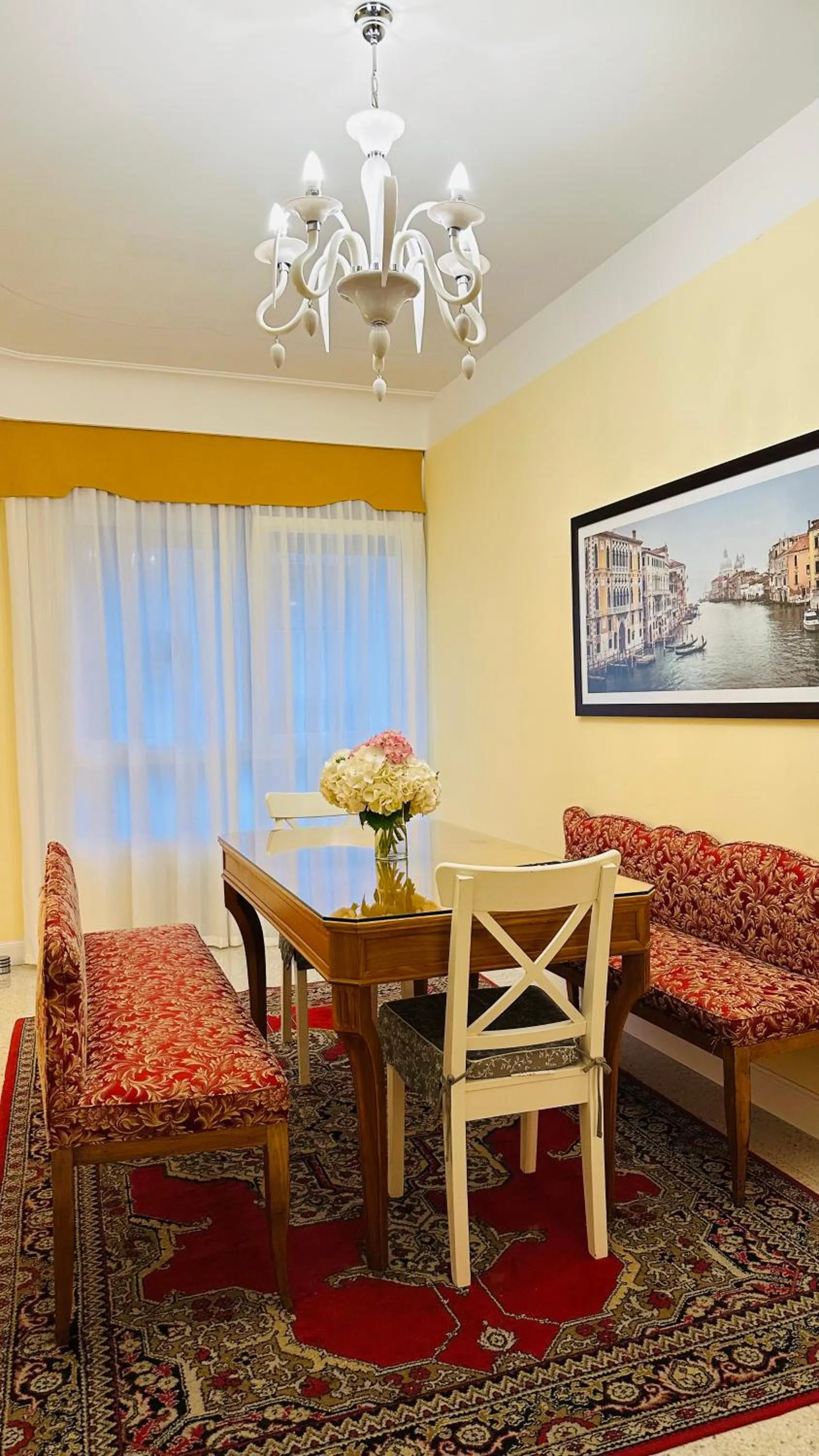 Living room in Guest House Train Station Venice - Atika & Atif