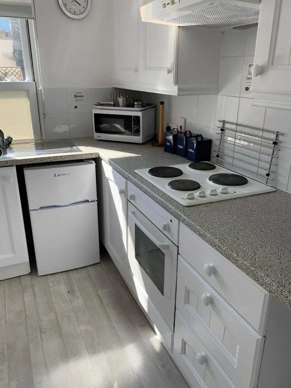 Kitchen or kitchenette in The Albany Apartments