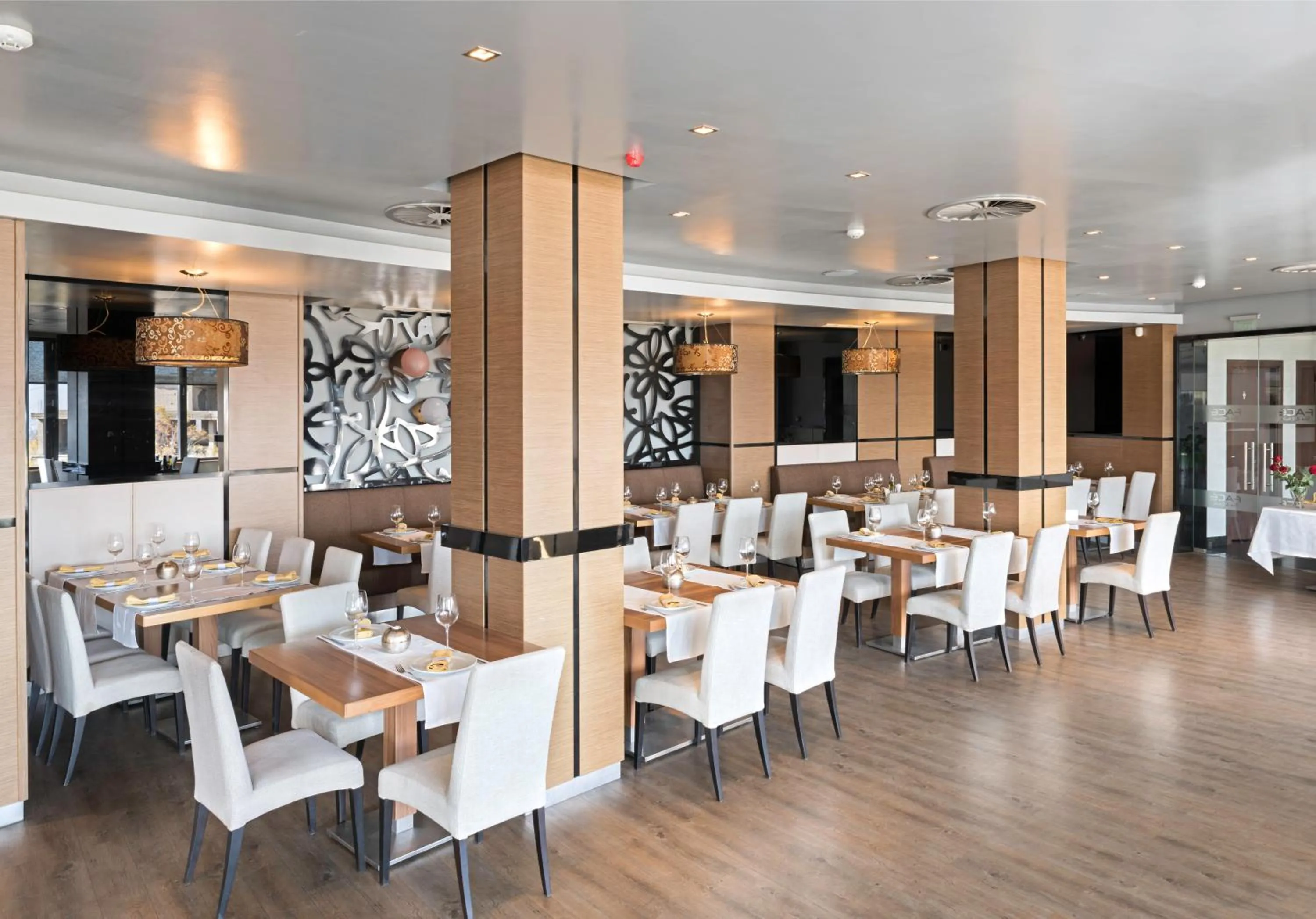 Restaurant/places to eat in Face Hotel