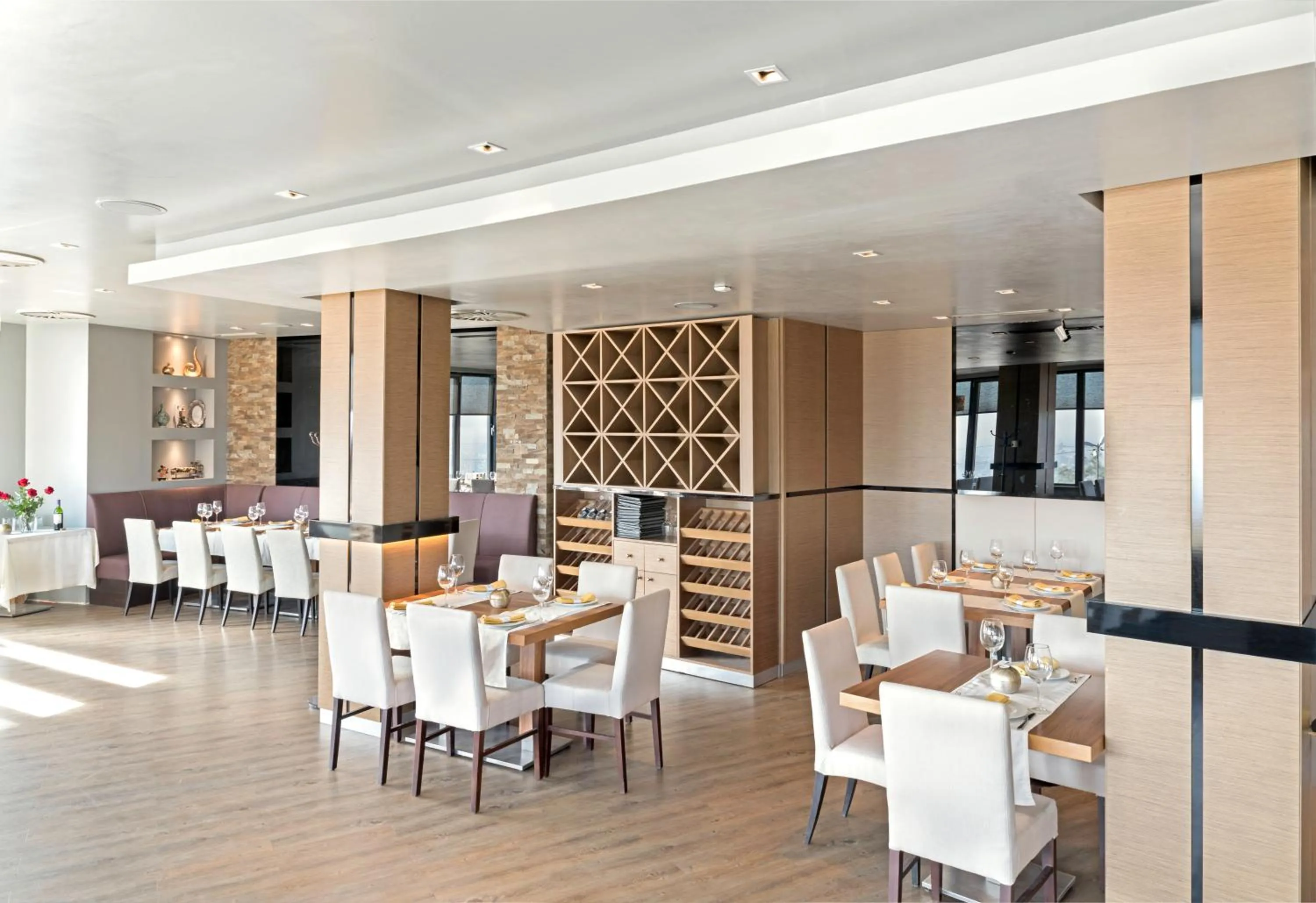 Restaurant/places to eat in Face Hotel