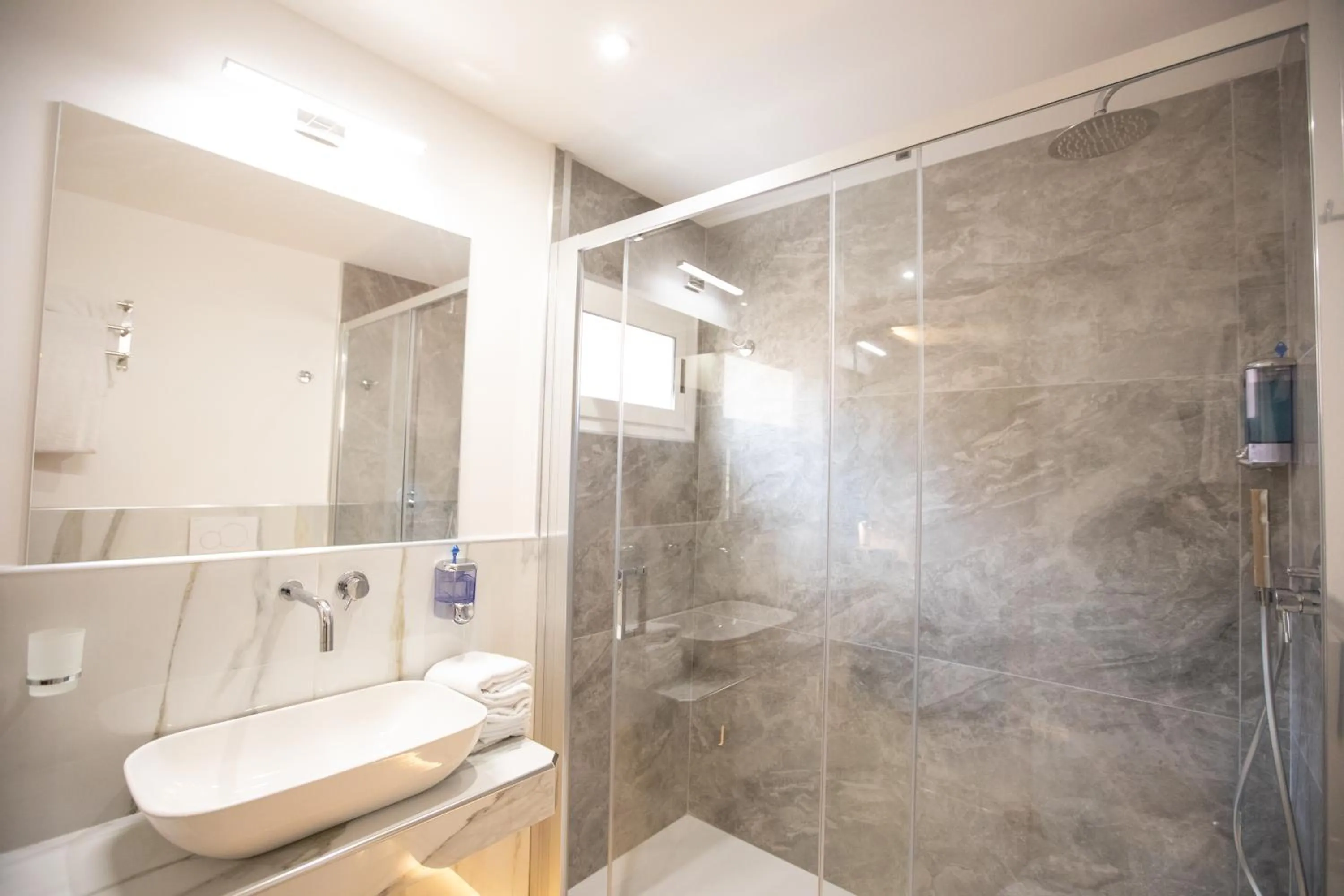 Shower in Hotel Maximus