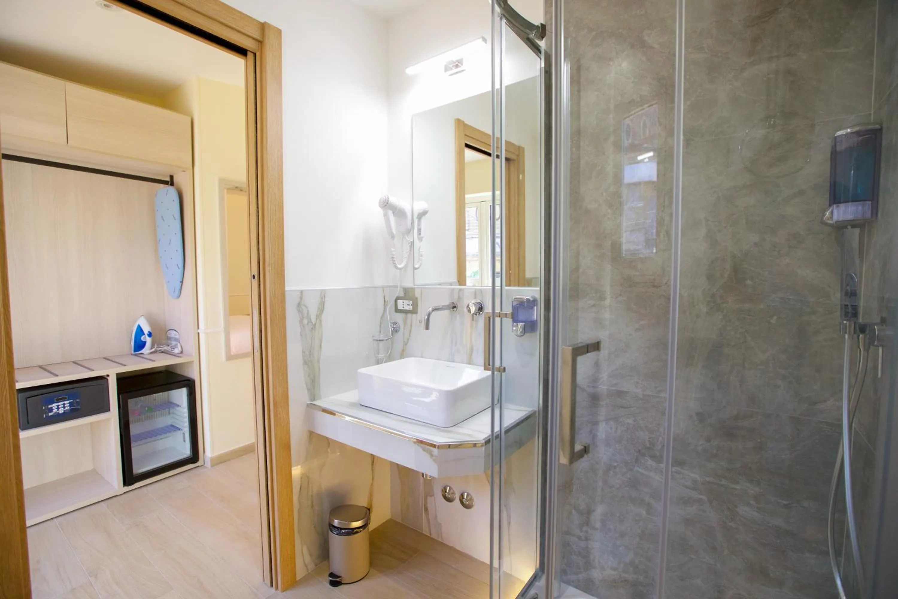 Shower in Hotel Maximus