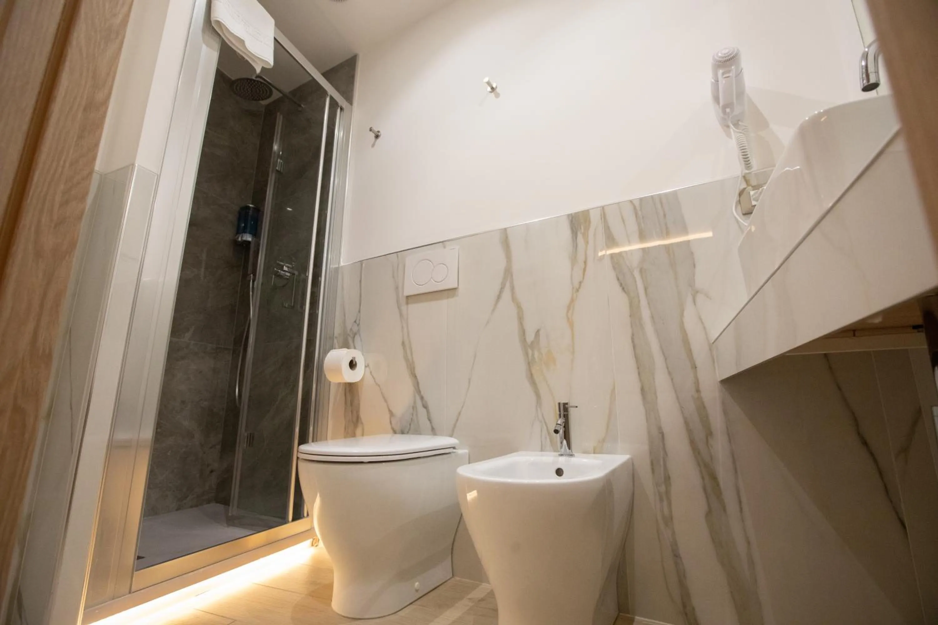 Shower in Hotel Maximus